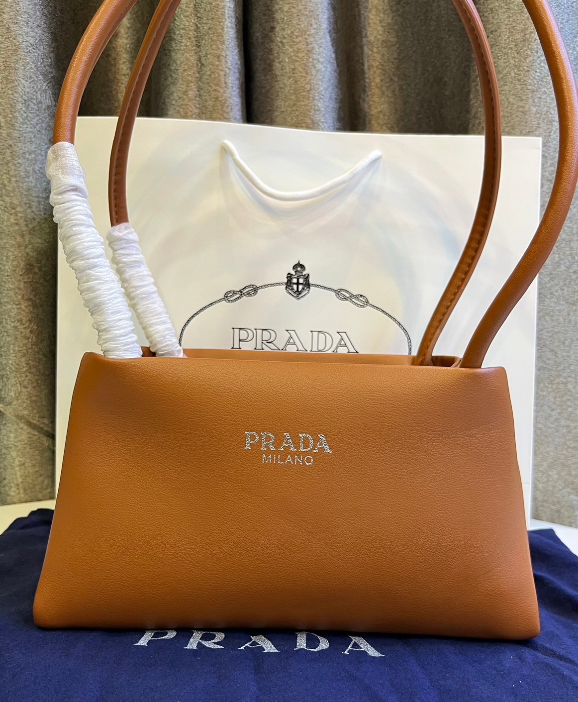 Prada Leather mini-bag / Prada small logo-embossed shoulder bag / PRADA LEATHER HANDBAG พร้อมส่งที่ไทย กระเป๋าถือหูจับในตัวรูปทรงคลาสสิค หนังเรียบสวยหรู ผิวสัมผัสดีงาม