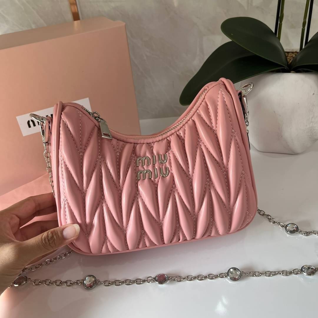 MIU MIU matelasse nappa leather shoulder bag กระเป๋าสะพายข้าง สายสะพายประดับไข่มุกและคริสตัล ให้ความละมุม ลุคคุณหนูน่ารักสุดๆคะ