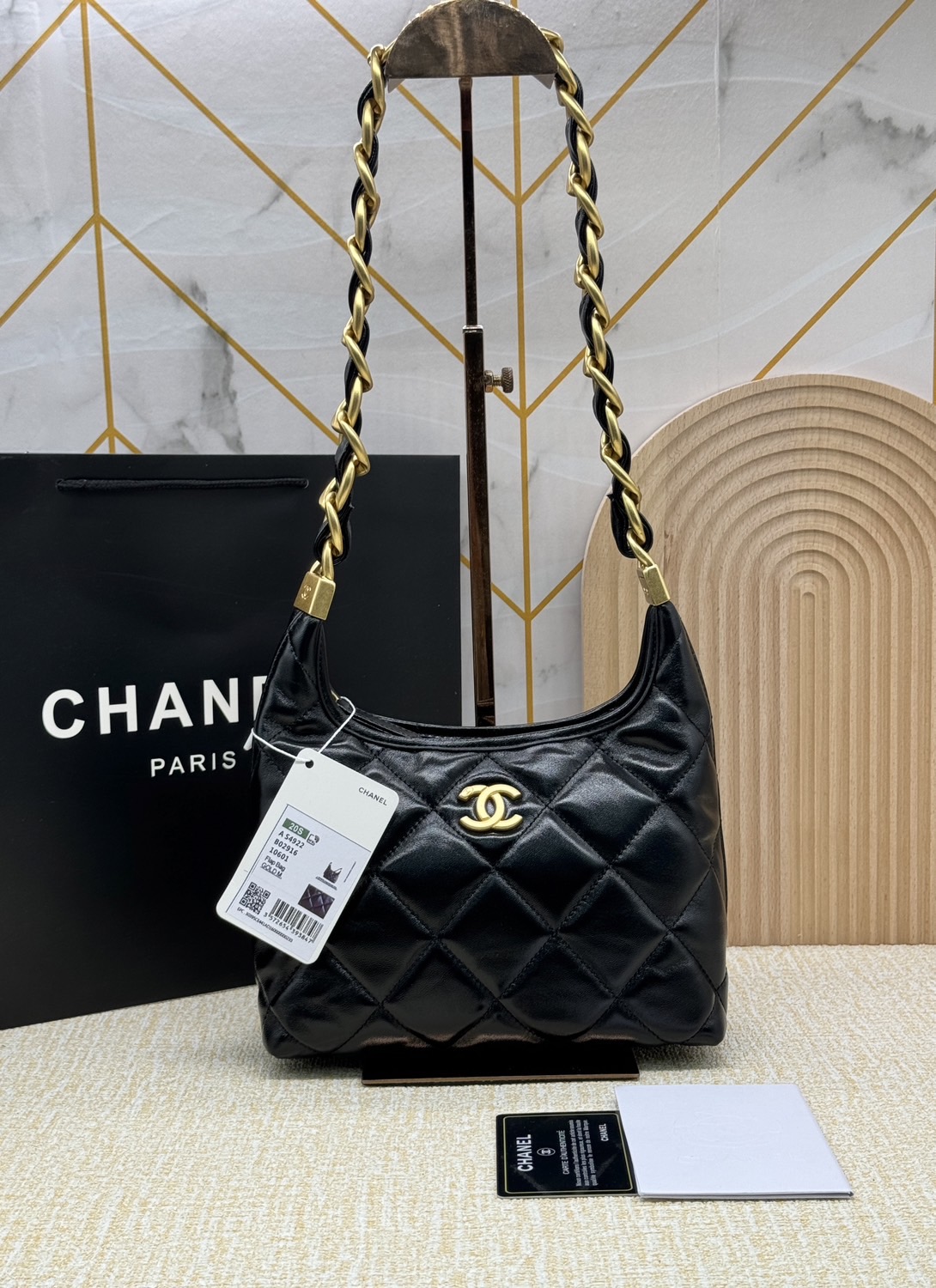 CHANEL SMALL HOBO BAG Shiny Leather & Gold-Tone Metal 20cm กระเป๋าทรงโฮโบ ดีไซส์สวยเรียบหรู เกรดออริ สลับแท้ 1:1 ใช้งานต่างประเทศได้