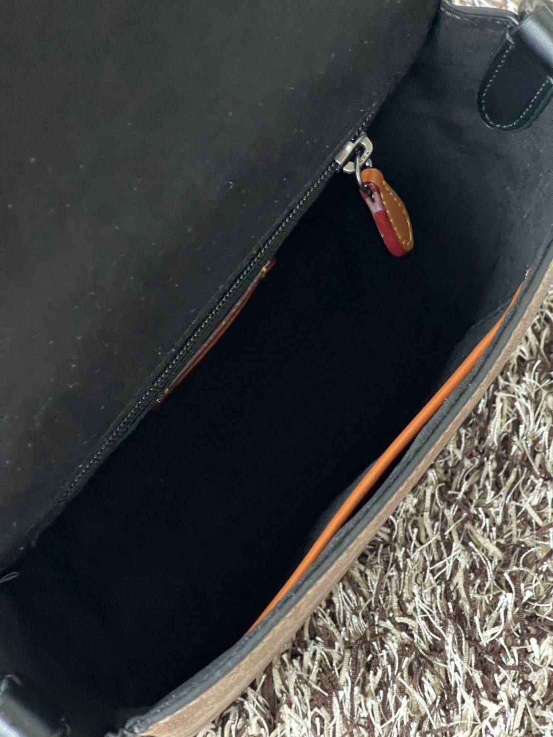 Coach Frankie Crossbody In Signature Canvas Leather Bag Sling CD877 กระเป๋าสไตล์แฮนด์ฟรีที่จัดระเบียบอย่างดีสำหรับการเดินทางหรือที่ทำงาน Frankie Crossbody ขนาดกะทัดรัดถือทุกสิ่งที่จำเป็นด้วยพื้นที่สำหรับโทรศัพท์ กระเป๋าสตางค์ กุญแจและอีกมากมาย ผลิตจากผ้าแ