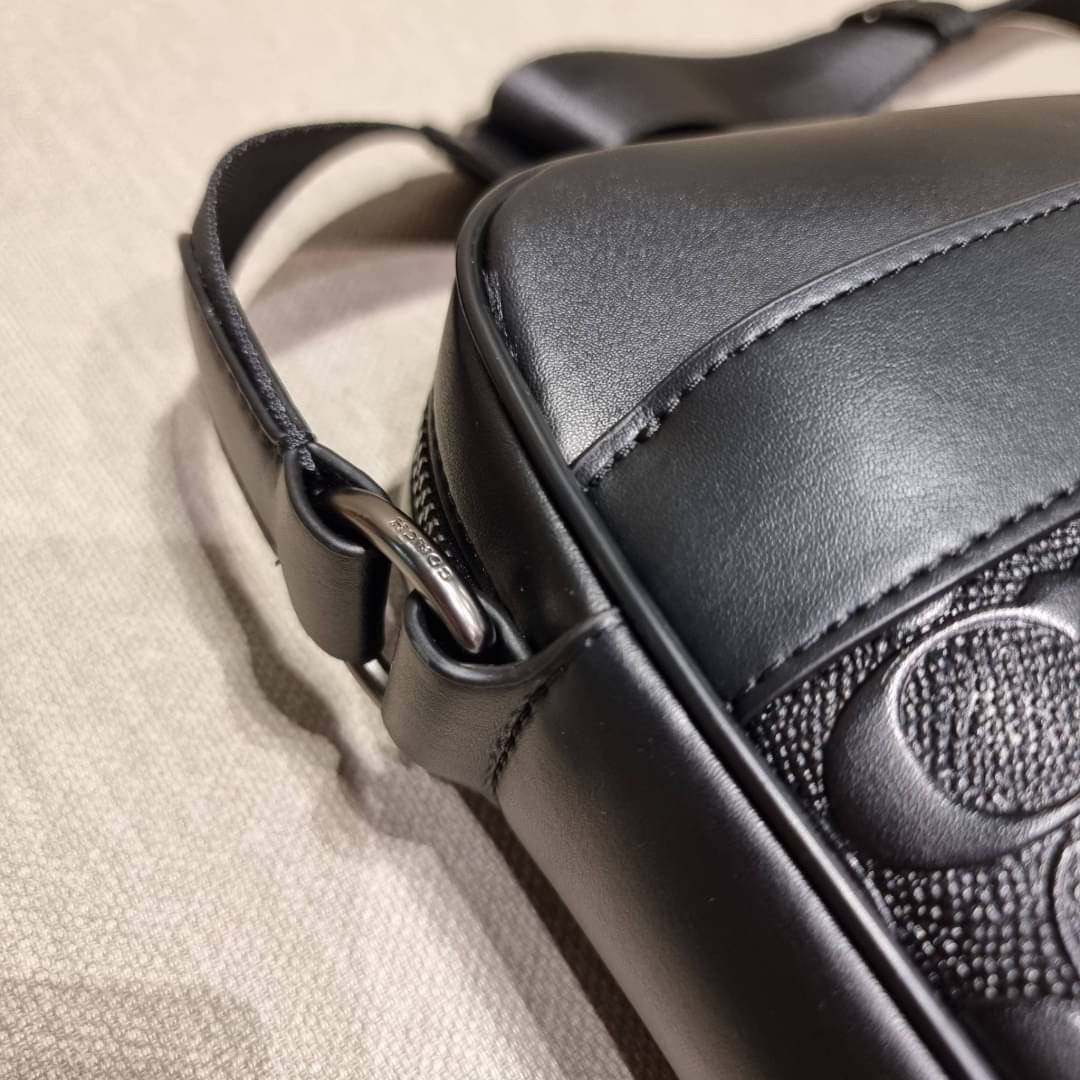 COACH F28455 CHARLES CAMERA BAG IN SIGNATURE LEATHER รุ่นสุดฮิตที่หนุ่มๆเค้ารู้กัน กับกระเป๋าสะพายข้างทรงแมสเซนเจอร์ ที่อัพเลเวลความหรูด้ายลายปั๊มซิกเนเจอร์นูน บนวัสดุหนัง crossgrain ตัดสลับด้วยหนังแท้ สัมผัสดีทั้งใบ มีช่องซิปให้ด้านหน้า และช่องย่อยด้านหล