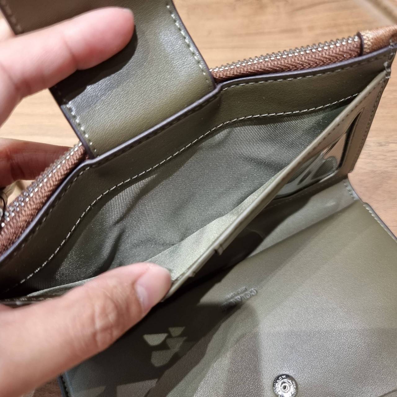 พร้อมส่ง 7 สี COACH C2874 TECH WALLET IN COLORBLOCK SIGNATURE CANVAS จัดให้สีใหม่ก่อนใคร!! ดีไซน์ใหม่ คอลเลคชั่นสวยหรู กระเป๋าสตางค์พร้อมสายคล้องมือ ง่ายต่อชีวิตมากจ้า!! มันดีอะไรเบอร์นี้ ใส่ได้ทั้งบัตร และโทรศัพท์ก็ใส่ได้ทุกรุ่น แถมยังมีช่องซิปแยกไปอีก ช