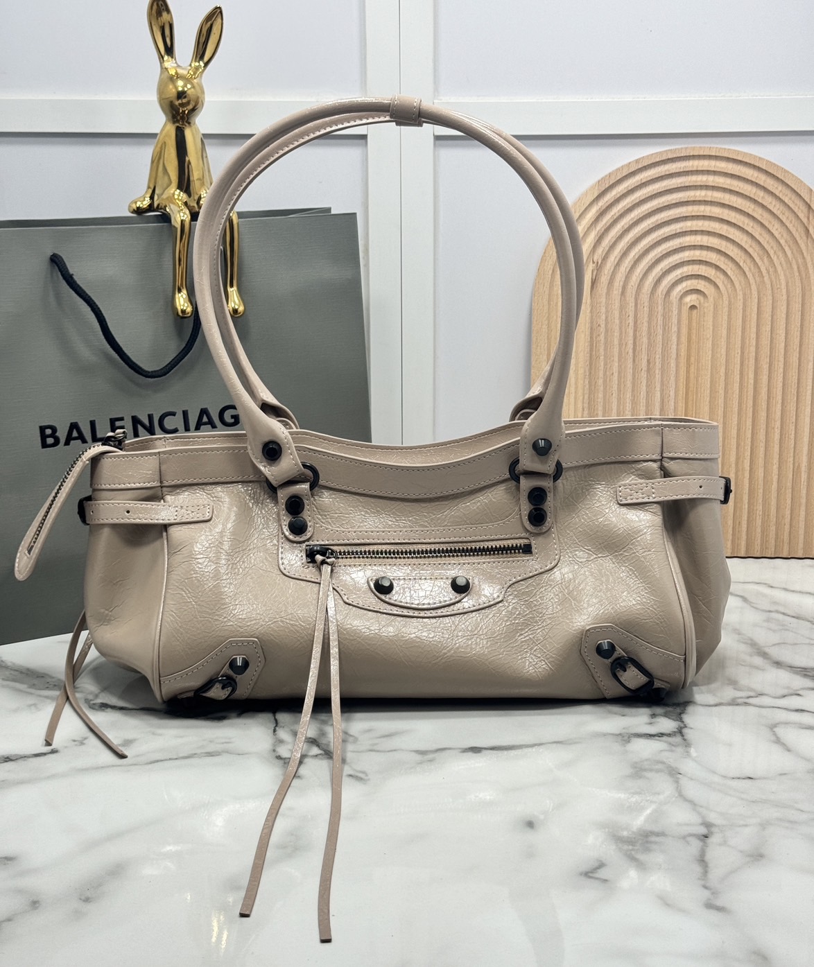 ORI หนังแท้ | Balenciaga Le City Bag East-west Bag 32cm กระเป๋าถือ/สะพายข้างทรงยาวดีไซน์โดดเด่นสวยเท่ล้ำสมัย ที่สุดแห่งความไอคอนิกไม่เหมือนใคร มีกิมมิคและลูกเล่นแพรวพราว