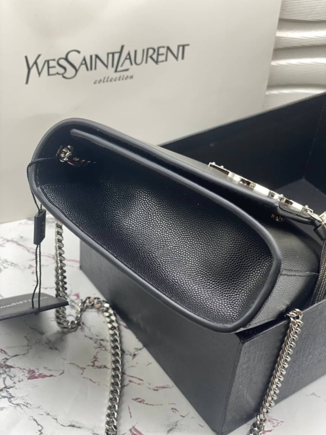 YSL kate medium chain bag in grain de poudre embossed leather 24cm กระเป๋าสะพายแบรนด์หรู รุ่นฮิตลอดกาล งานสวยดูดีมีระดับ ปั้มทุกจุด ขนาดกระทัดรัดกำลังดี มาพร้อมาสะพายโซ่ยาว เลื่อนปรับเป็น 2 แถว เพื่อสะพายเป็นสายสั้นได้ ด้านในโล่งกว้าง ใส่กระเป๋าสตางค์ใบยา