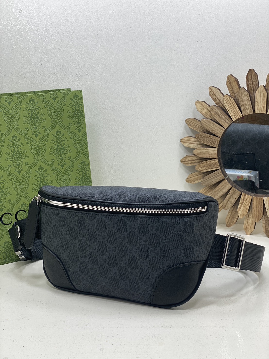 ORI หนังแท้ | GUCCI GG Emblem small belt bag กระเป๋าคาดอก/คาดเอวปรับโฉมใหม่ สวยสง่างาม สปอร์ตและเท่กว่าเดิม แต่ยังคงความคลาสสิค