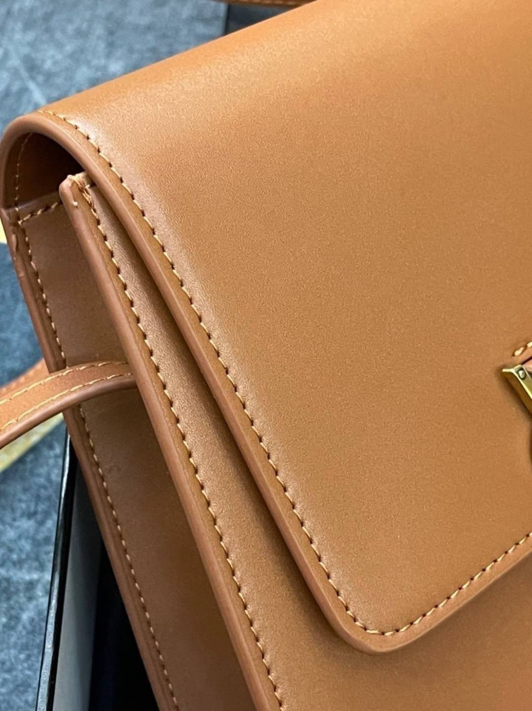 หนังแท้ YSL Yves Saint Laurent small leather shoulder bag กระเป๋าสะพายทรงเหลี่ยมแนวตั้งดีไซน์สวยหรูอยู่ทรงมีโลโก้แบรนด์ด้านหน้า อะไหล่ทองสวยหรู ภายในโล่งกว้าง สายสะพายหนังยาวปรับระดับได้ Rare items เด็ดๆแบบนี้ห้ามพลาด!