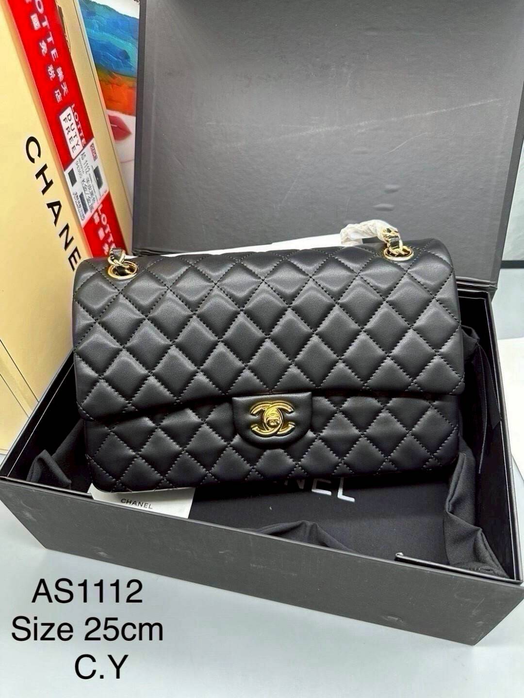 CHANEL Classic Bag 25cm สวยตัวแม่ต้องมี กระเป๋าสะพายข้างสีดำหนังเรียบ รูปทรงคลาสสิค หรูหรา เปิด-ปิดกระเป๋าด้วยตัวบิดล็อค