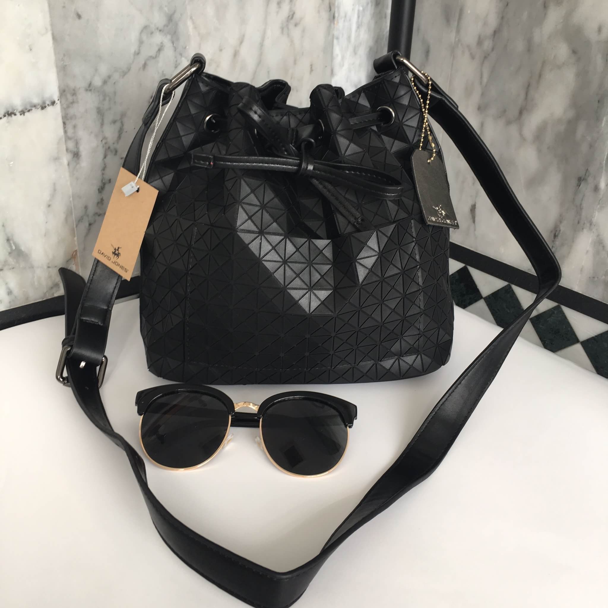 ทรงขายดี น่ารักมาก Size L คะ David Jones Bucket Leather (bag) กระเป๋าสะพายข้างดีไซน์เกร๋มาก สีดำสวยมาก #chic รุ่นนี้ รูปแบบน่ารัก แอบเก๋ด้วยดีไซด์ของตัวกระเป๋า และที่มัดสายกระเป๋า ด้านหน้ามีช่องเก็บของให้คะ ภายในมีช่องเก็บของจุกจิกได้ #มีถุงผ้าแบรนด์ให้คะ