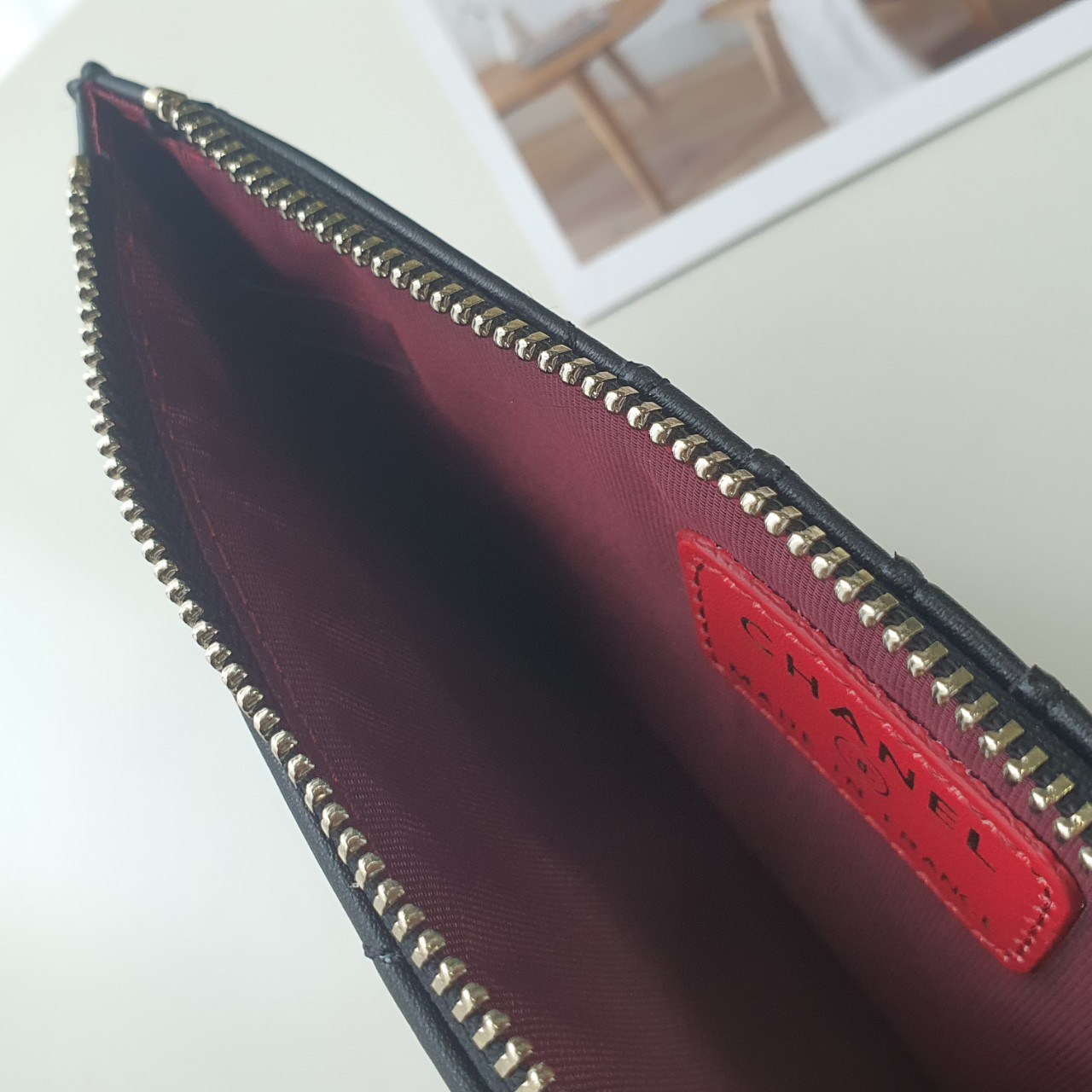 VIP 】รุ่นใหม่ล่าสุด 🎁 พร้อมส่งที่ไทยค่าา จุเงินได้เต็มกระเป๋า♡♡ แนะนำรุ่นนี้เลยคะ งานพรีเมี่ยมกิ้ฟท์จากเค้าเตอร์ต่างประเทศ กระเป๋าสตางค์ทรงสวย สะดุดตา หนังสัมผัสลายด้าน จากแบรนด์ CHANEL (GWP) ด้านหน้ามีโลโก้แบรนด์ CC สีทองหรู มีช่องซ