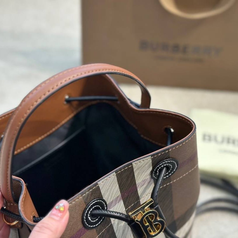 Burberry Brown Small TB Bucket Bag / BURBERRY MONOGRAM BUCKET BAG กระเป๋าถือ กระเป๋าสะพายครอสบอดี้ วัสดุหนังพิมลาย MONOGRAM โทนเข้ม