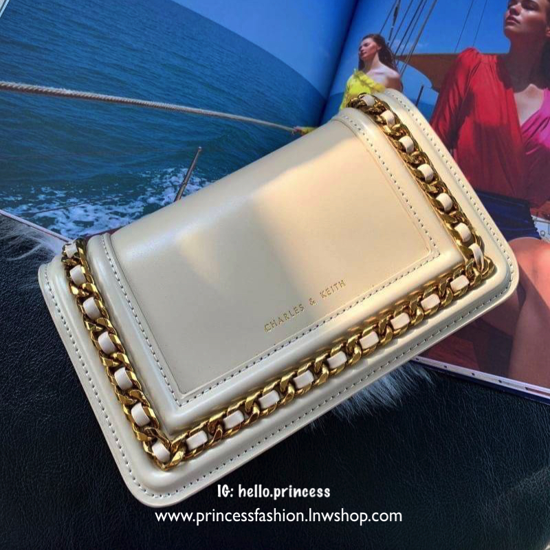 Charles&Keith Chain detail Clutch Best sellwr กระเป๋าสะพาย เป็นทรง crossbody หรือถอดสายถือเป็นคลัชท์ได้ มีดีเทลโซ่ร้อยหนังรอบใบ อะไหล่ทอง เปิดปิดด้วยกระดุมแม่เหล็ก ภายในมีช่องซิป ช่องเสียบบัตร และช่องใหญ่ใส่มือถือได้ทุกรุ่น พร้อมสาย สะพายแบบโซ่ต่อหนัง ถอด