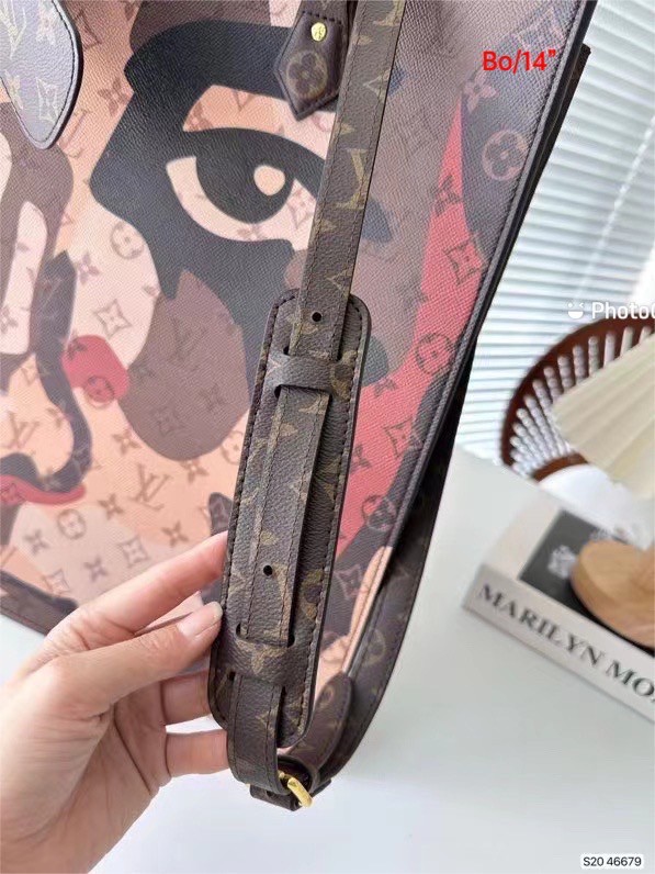 LV Sac Plat NV / LV Tote Bag พร้อมส่ง กระเป๋าสะพายมินิโท้ท ลิมิเต็ดลายใหม่ ฉีกทุกกฏเพราะใช้ได้แบบยูนิเซ็กส์ ใช้งานได้ง่ายด้วยหูจับ พร้อมสายสะพายยาวถอดออกได้