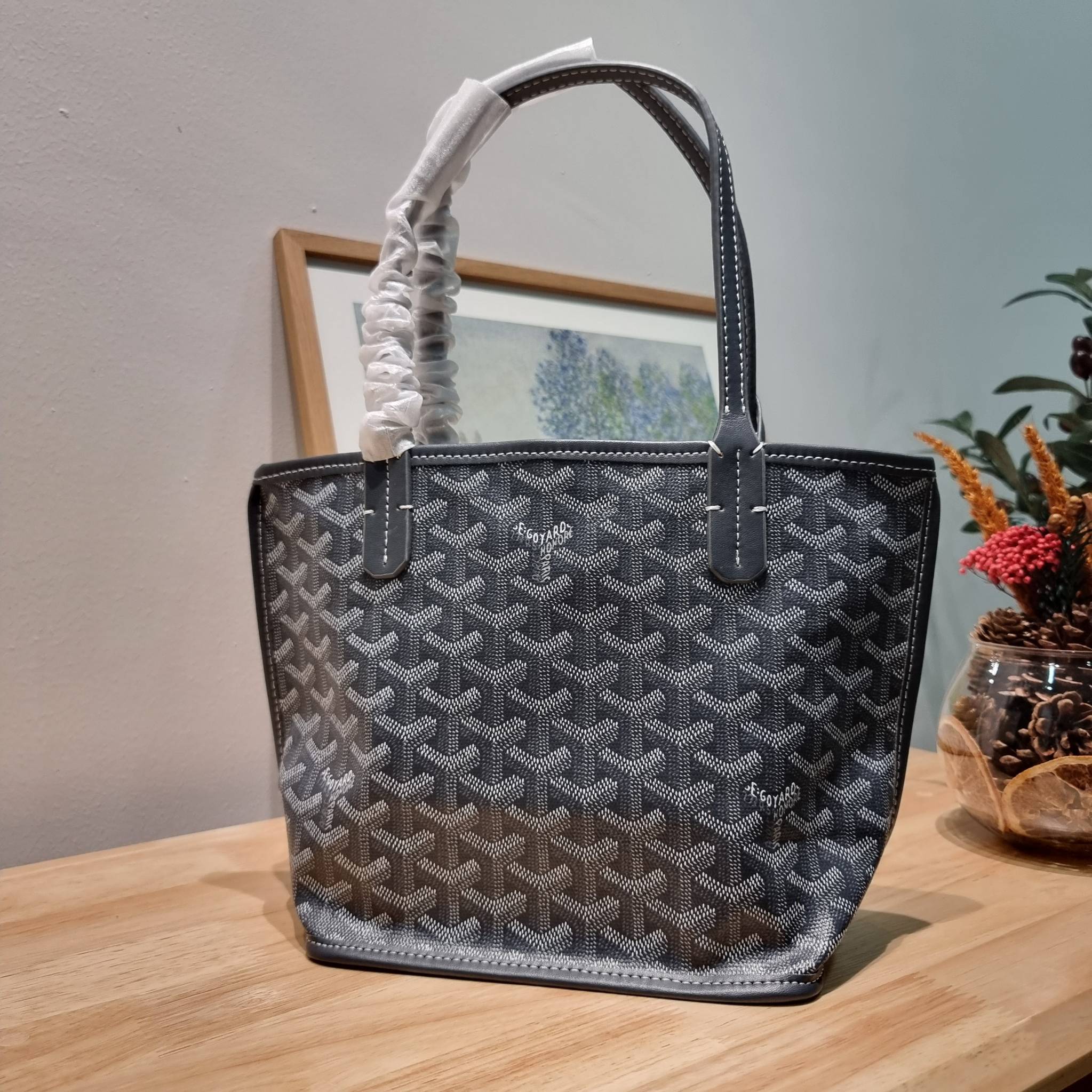 GOYARD MINI ANJOU REVERSIBLE TOTE ฮอตไอเท็ม กับกระเป๋าสะพายทรงโท้ท ไซส์มินิ กะทัดรัดมาก มาครบสีขายดี เลิศทุกสี รูปทรงคลาสสิค ดีไซน์เป็นเอกลักษณ์ ใช้งานได้หลากหลาย สามารถกลับด้านใช้ได้แบบไม่มีเบื่อ