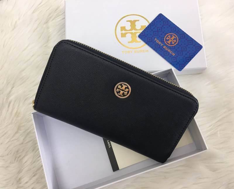 NEW TORY BURCH LONG WALLET BAG กระเป๋าสตางค์ใบยาว ซิปรอบ หนังซาฟเฟียโน่ ด้านหน้าติดโลโก้แบรนด์ เปิดปิดกระเป๋าแบบซิป หัวซิปแบรนด์นะค่ะ ด้านในแบ่งสามช่อง มีช่องซิปกลาง ช่องหน้าหลัง ใส่ธนบัตร และบัตรต่างๆได้ถึง 8 ใบนะค่ะ. ซัปในตีลายแบรนด์ สวยหรูที่สุด