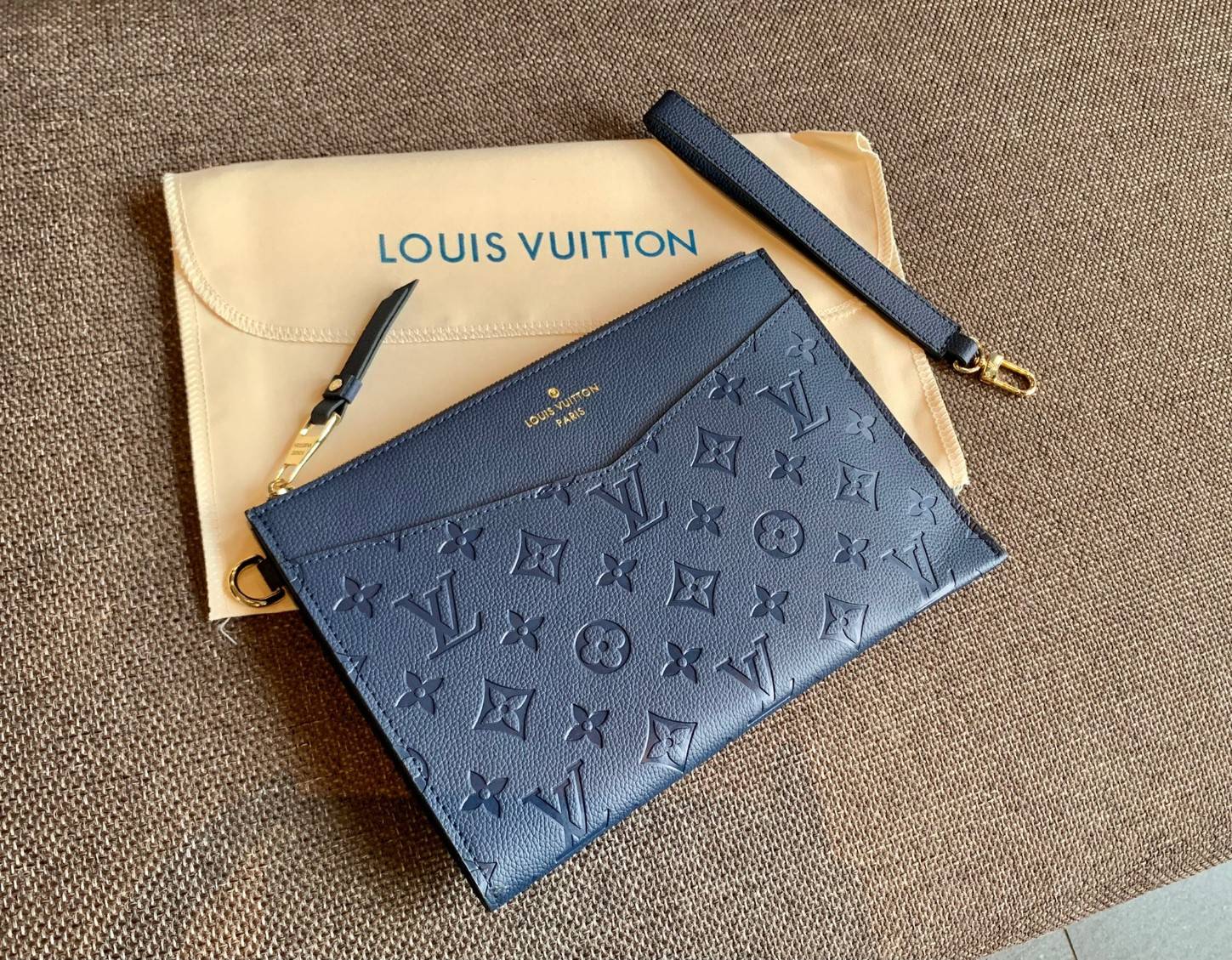 VIP 】จัดสินค้าคุณภาพมาให้สาวๆได้ใช้กันค่าา😘 Louis Vuitton Pochette Mélanie MM Monogram ใช้ขึ้นเครื่องได้เลย✈️ ✔️กระเป๋า ทรงคลัท แบบมีสายคล้องมือ ถอดออกได้หนึ่งสาย ✔️หนังแท้หนา ลายหนังพิมพ์ลายแบรนด์ได้สวยงามมากๆค่ะ