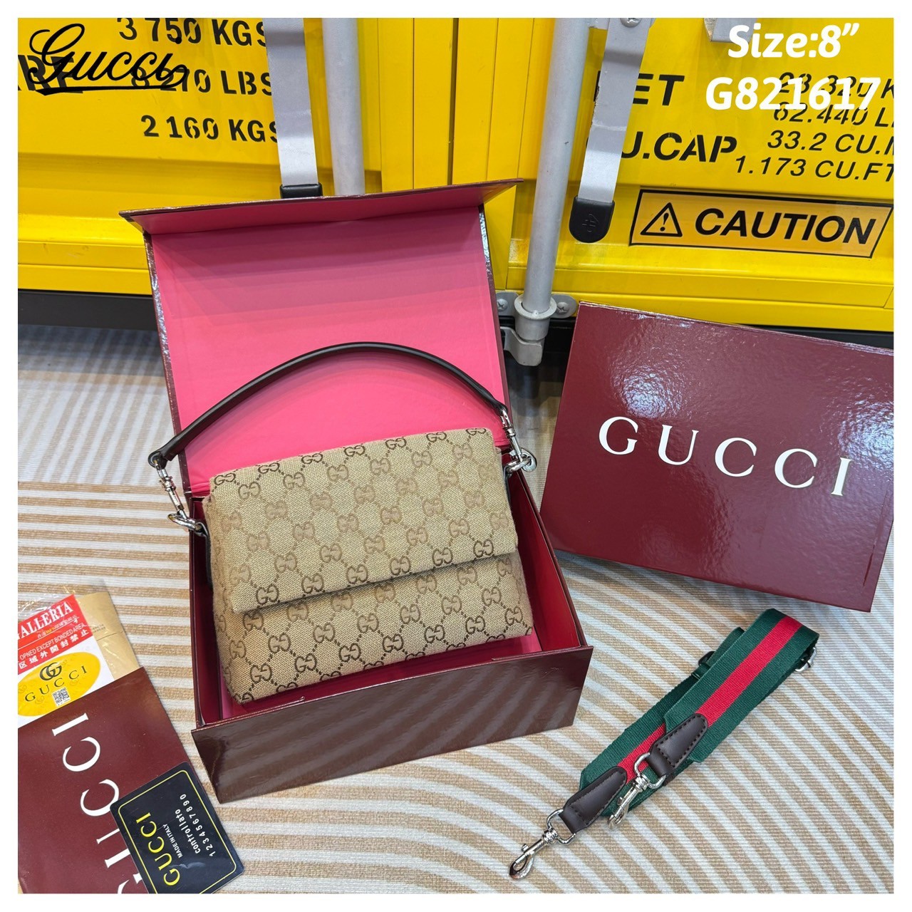 GUCCI GG canvas small crossbody bag กระเป๋าสะพายทรงใหม่เรียบง่าย ที่สุดของความคลาสสิค ด้านหลังมีช่องเก็บแต่งหนังปั้มแบรนด์สวยหรูโดดเด่น เป็น Unisex ใช้งานได้ทั้งชายหญิง