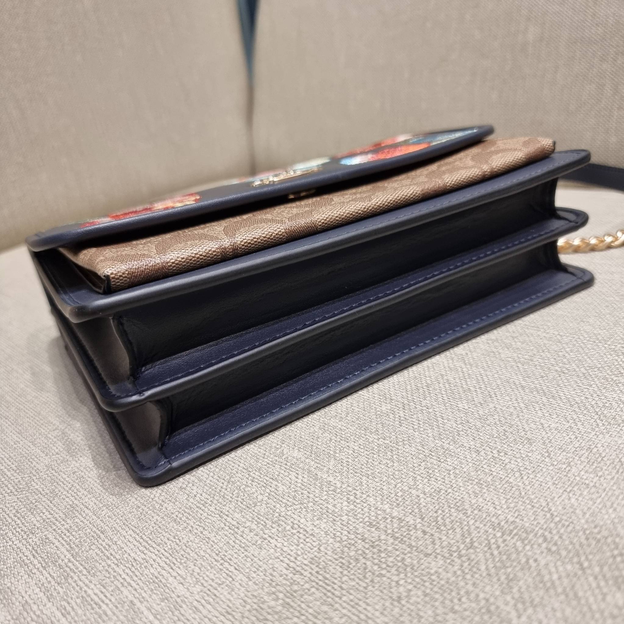 COACH C9230 KLARE CROSSBODY IN SIGNATURE CANVAS WITH FLORAL EMBROIDERY น้องใหม่คอลล่าสุด กับกระเป๋าสะพายข้าง โทนสีละมุนลูกคุณหนู ดีไซน์ปักดอกไม้เพิ่มลูกเล่น ให้ดูแพง วัสดุผนังแคนวาสสลับหนังแท้ สายสะพายโซ่สลับหนัง สะพายยังไงก็ขับผิว เปิด-ปิดด้วยกระดุมแม่เห