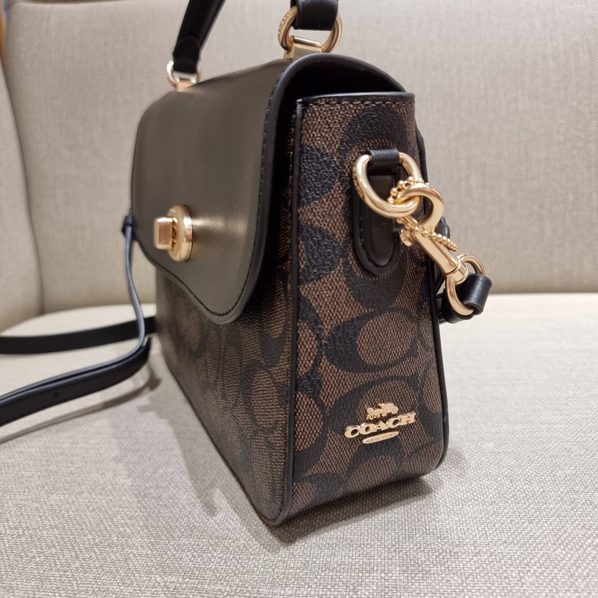 COACH C1765 MARLIE TOP HANDLE SATCHEL IN SIGNATURE CANVAS กระเป๋าถือ/สะพายข้าง มีดีไซน์ยูนีค โดดเด่น ตกแต่งโลโก้ด้านข้างอะไหล่ทอง สวยคลาสสิคด้วยวัสดุแคนวาสสลับหนังแท้ เปิด-ปิดด้วยตัวล็อคแน่นหนา ภายในเป็นช่องโล่ง ใส่ของได้ครบครัน มาพร้อมหูจับในตัวและสายสะพ