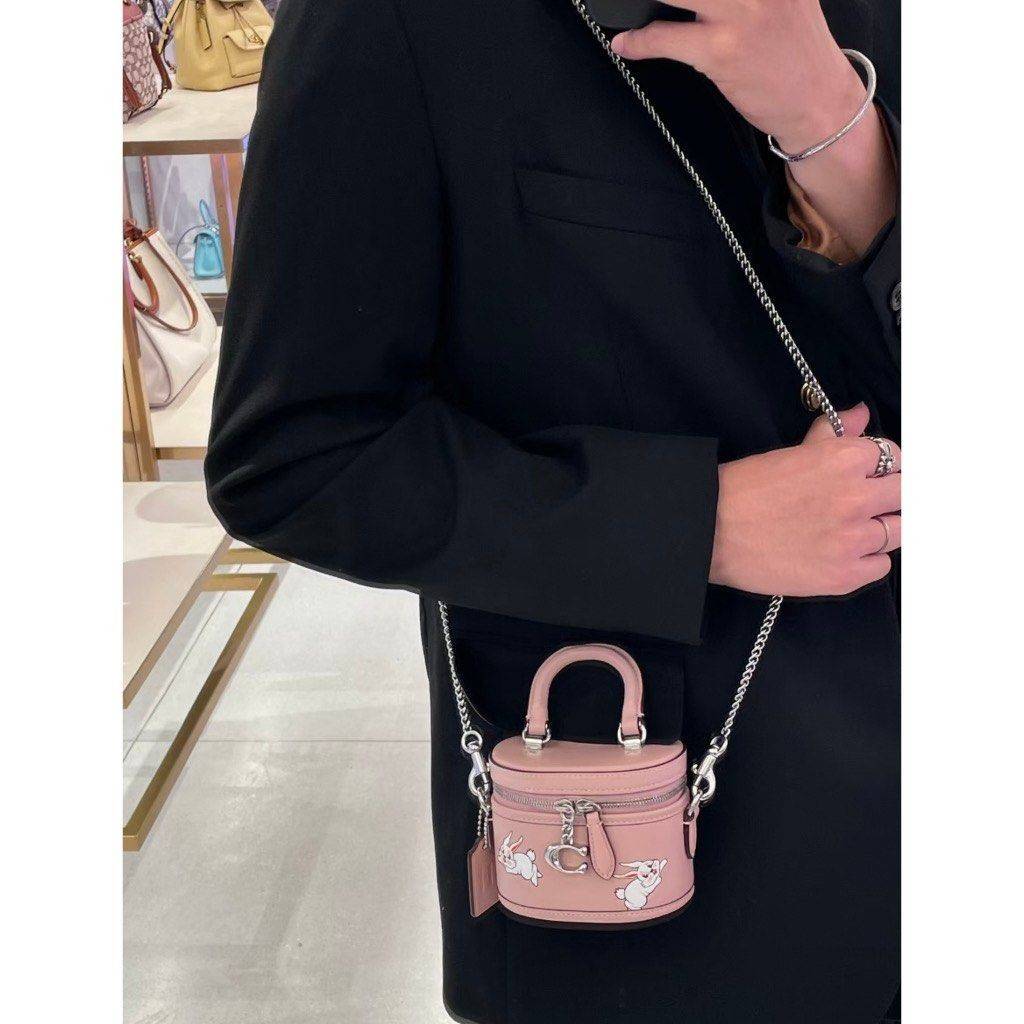 COACH TRAIL CROSSBODY 12 WITH RABBIT PRINT CN596 พร้อมส่ง กระเป๋าสะพายทรงกล่องทรงโค้ง น่ารักสุดฮิต โดดเด่นด้วยน้องกระต่าย และอะไหล่ตัวซีที่หัวซิป ใช้งานสะดวก