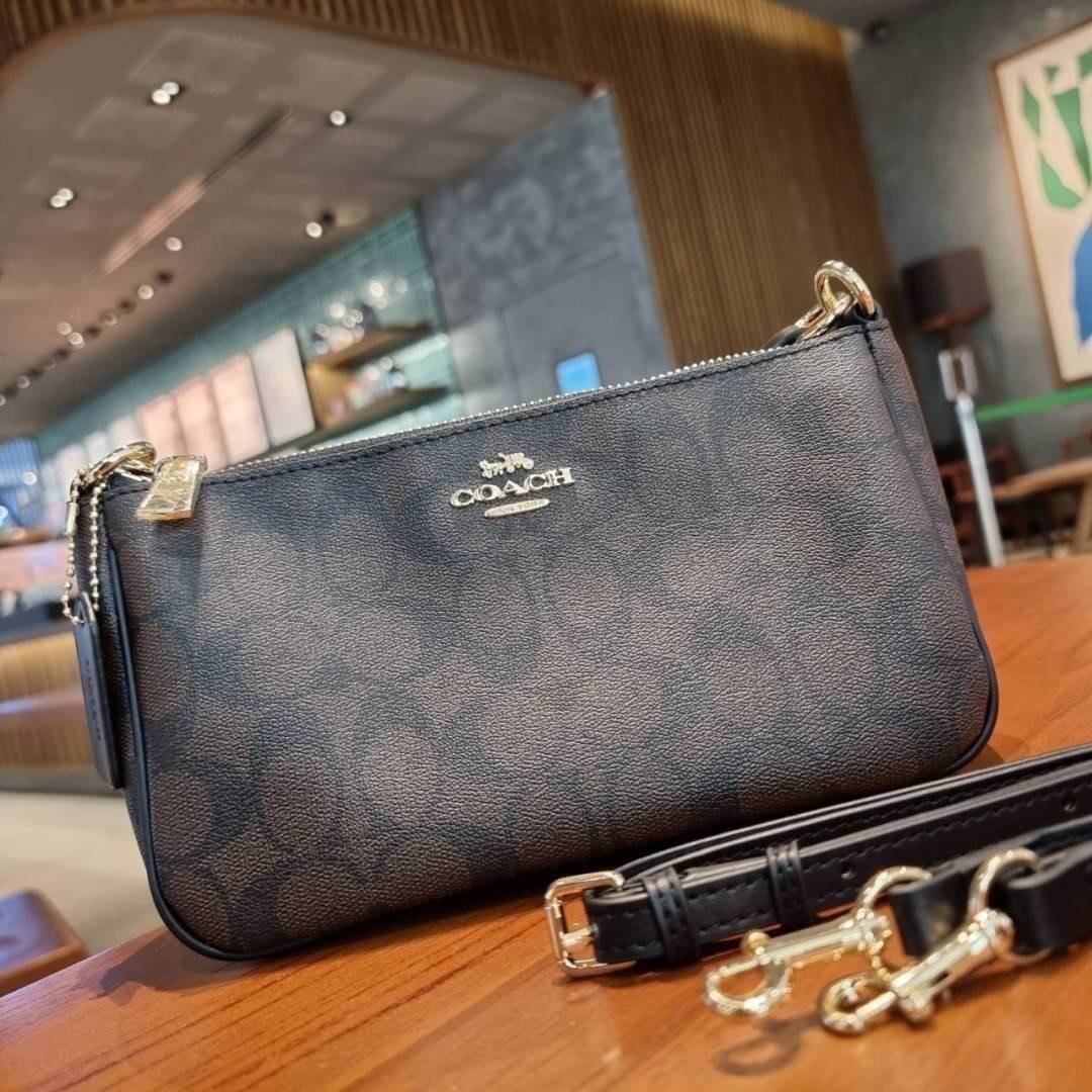 COACH F58321 TOP HANDLE POUCH อีกรุ่นฆ่าไม่ตาย!! 😎 ขายดีขายหมด ขายรวยขายปังๆ!! กระเป๋าพอชจากโค้ช ทรงใช้งานง่าย สะดวก กะทัดรัด วัสดุหนังแคนวาสเคลือบคุณภาพดี มาพร้อมสายคล้องในตัว และสายสะพาย crossbody ปรับเปลี่ยนได้ตามสไตล์ อีกหนึ่งไอเท็มที่สาวๆต้อง