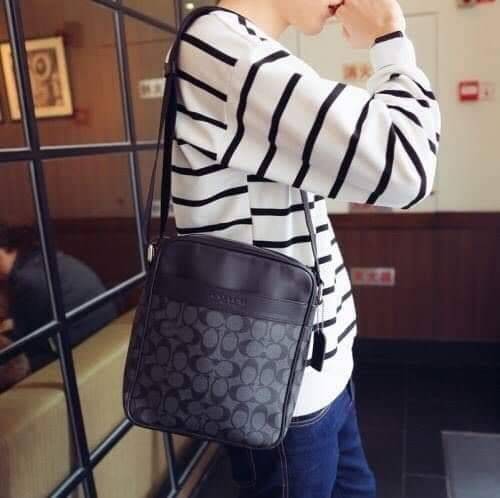 อมตะ ฆ่าไม่ตายจริงๆ กับรุ่นนี้!!😎//>>COACH CHARLES FLIGHT BAG(F54788)🍁สะพายข้าง ทรงสวย เป็นอีกรุ่น ที่ฮิตตลอดกาลไปเรียบร้อยแล้ว//วัสดุหนังแคนวาส สลับหนังแท้อย่างดี // ใช้ได้ทั้งชายและหญิง Unisexสุดๆ ใช้งานง่าย ทรงกล่อง จะสะพายเที่ยว 