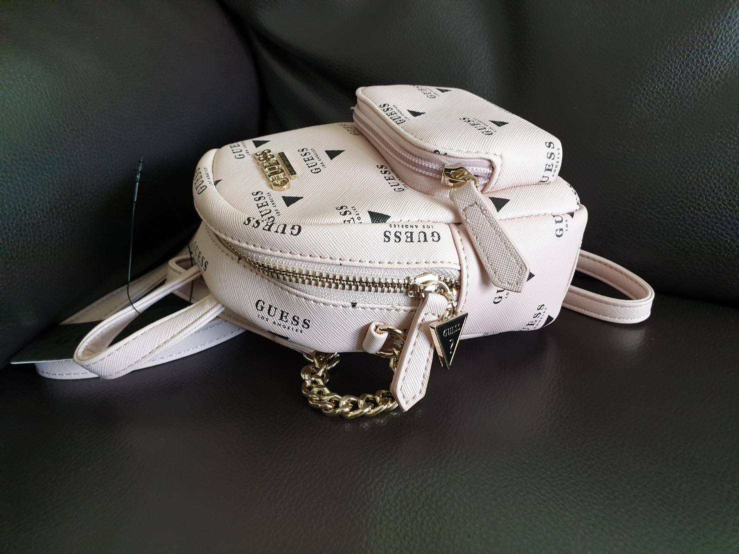 กระเป๋าสะพายข้าง Guess ด้านหน้าติดชื่อแบรนด์ มีช่องซิปด้านหน้า ด้านบนเป็นช่องเปิดปิดซิปมีสัญลักษณ์แบรนด์ติดที่ตัวจับซิปด้วย ด้านในเป็นช่องกว้าง มีช่องเสียบสิ่งของด้วยค่ะ ตัวสายสะพายเป็นโซ่ตัดต่อกับสายหนัง สามารถปรับระดับได้ สวยเก๋ขนาดนี้ รีบมาจับมาจองเป็น