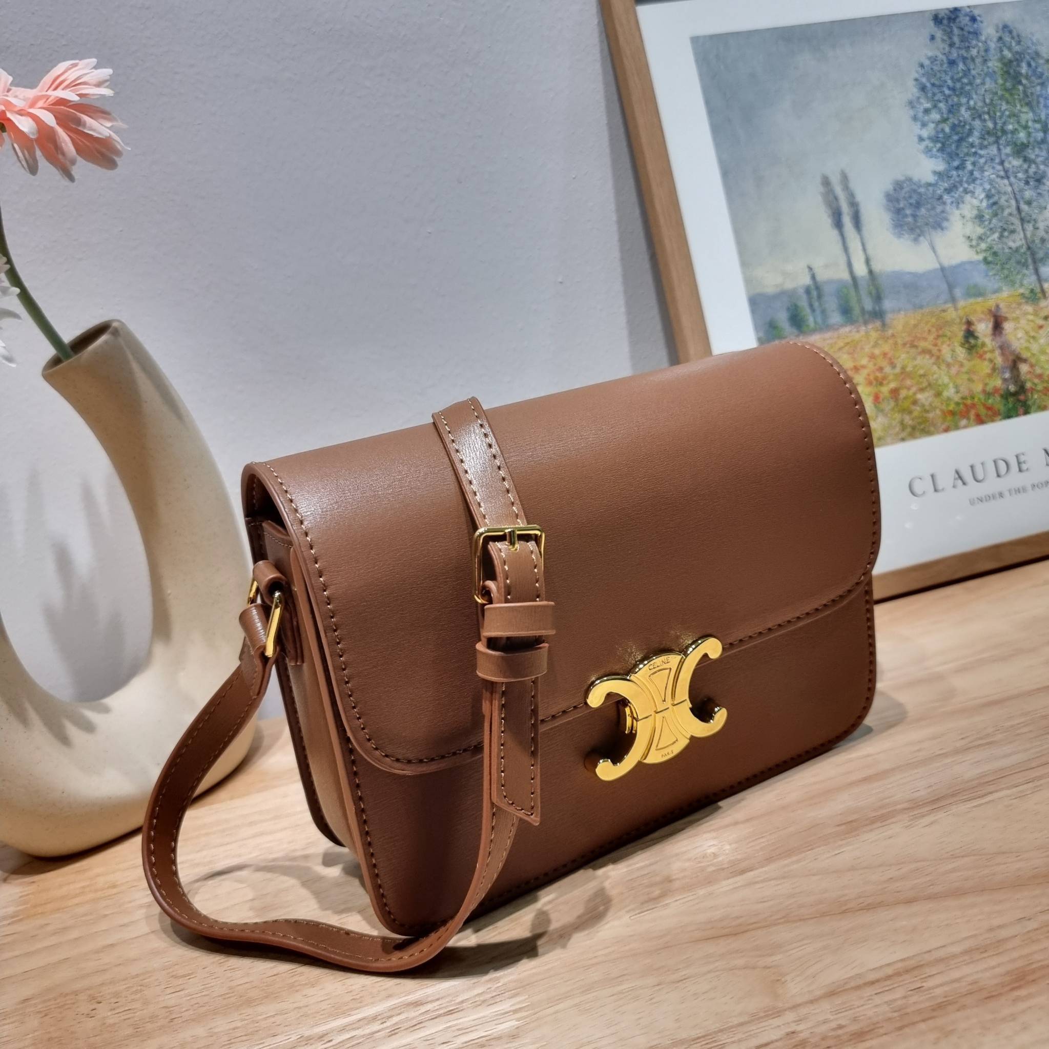 CELINE CLASSIQUE TRIOMPHE BAG IN SHINY CALFSKIN ไอเท็มสุดคลาสสิค ที่ขาดไม่ได้ กระเป๋าสะพายทรงสวยคลาสสิค แฝงความผู้ดี ที่ใช้ได้ทั้งชายหญิง