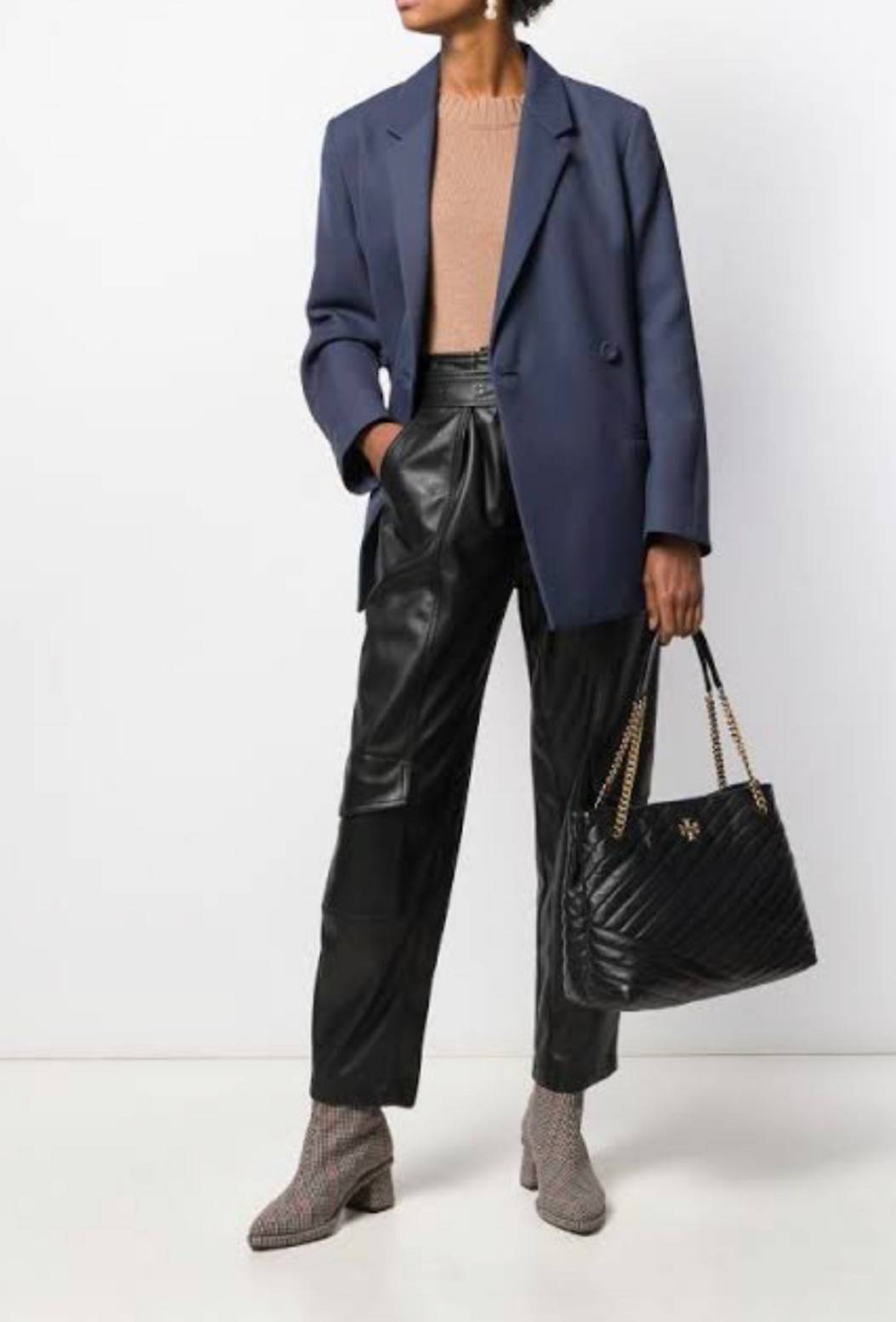 Tory Burch Kira chevron tote bag กระเป๋าทรง Tote สุดหรู ใบใหญ่ จุของได้เพียบ! วัสดุหนังแท้(Geniune Leather) หนังนิ่ม นุ่มมือมากกก มาพร้อมสายสะพายไหล่ต่อโซ่สลับหนัง อะไหล่ทองทั้งใบ ด้านข้างมีกระเป๋าเพิ่มทรงได้ ด้านในเปิดปิดด้วยกระดุมแม่เหล็ก มีช่องแบ่งใส่ข