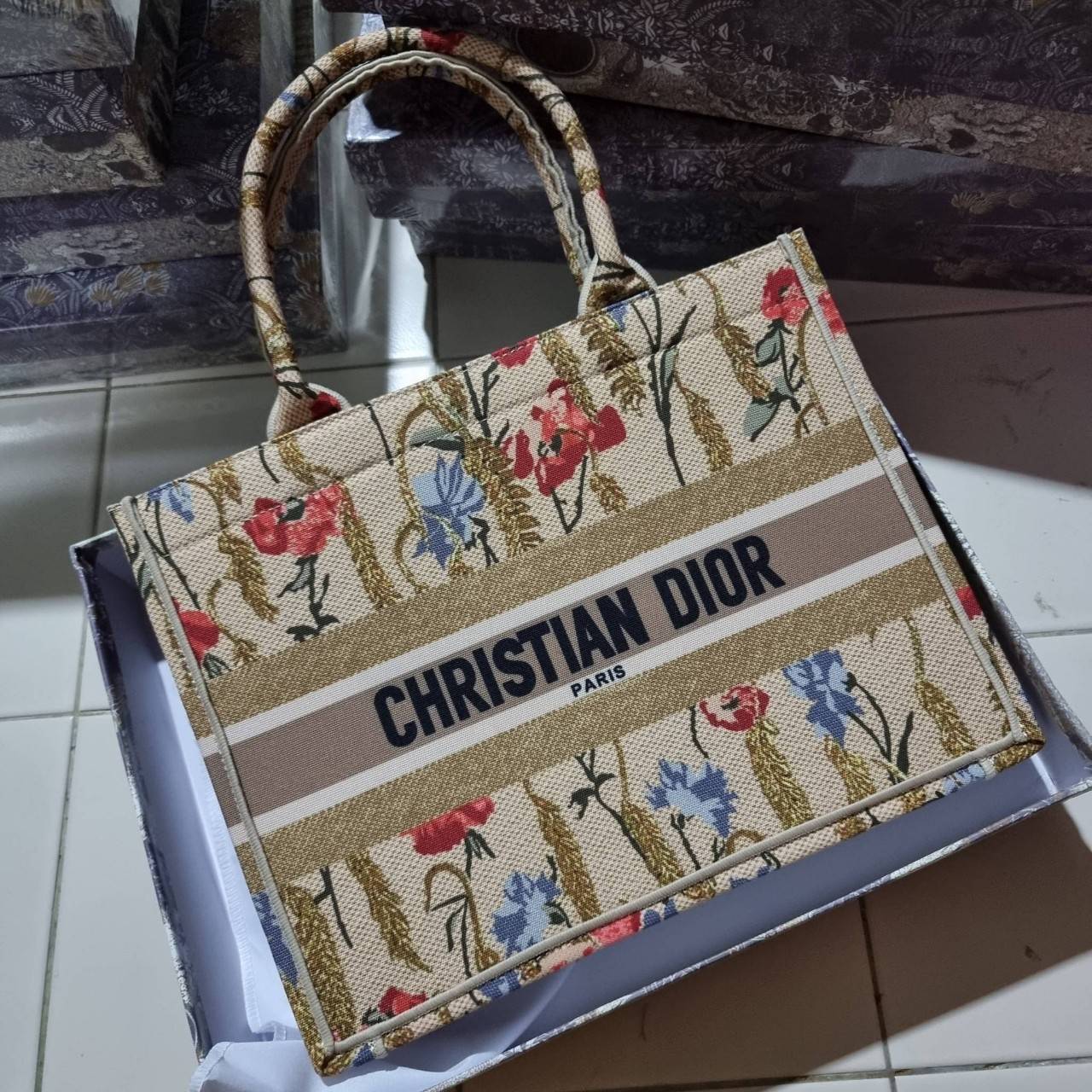 VIP 】HOT ARRIVAL!! DIOR CD SHOPPING BAG WITH GWP กระเป๋าทรงช้อปปิ้งใบใหญ่ จุใจ!! พรีเมี่ยมกิ๊ฟรุ่นดับเบิ้ลฮอต ดีไซน์คลาสสิควินเทจ สวยหรู วัสดุผ้าแคนวาสลายกราฟฟิค ภายในโล่งกว้างมากๆ ใส่ของจุสุดๆ โน้ตบุ้ค ไอแพด กระเป๋าสตางค์ มือถือ หรือเสื้อผ้ายังได้ สะพายค