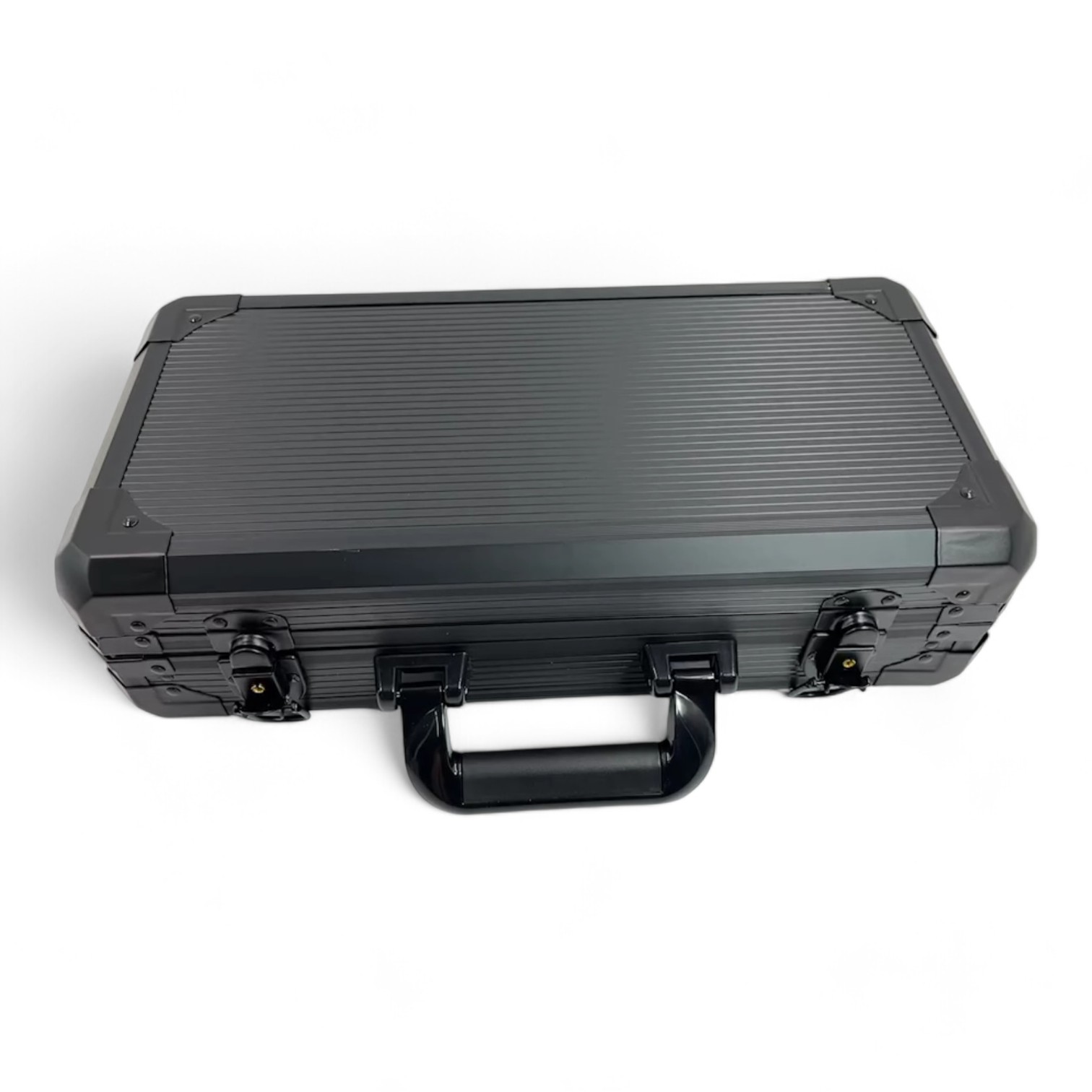 ชุดกระเป๋าสีดำทรงหนาพร้อมชิพโป๊กเกอร์MONTE CARLO จำนวน300 เหรียญและแผ่นปูรอง10คนลายเขียวดำและอุปกรณ์อื่นๆ