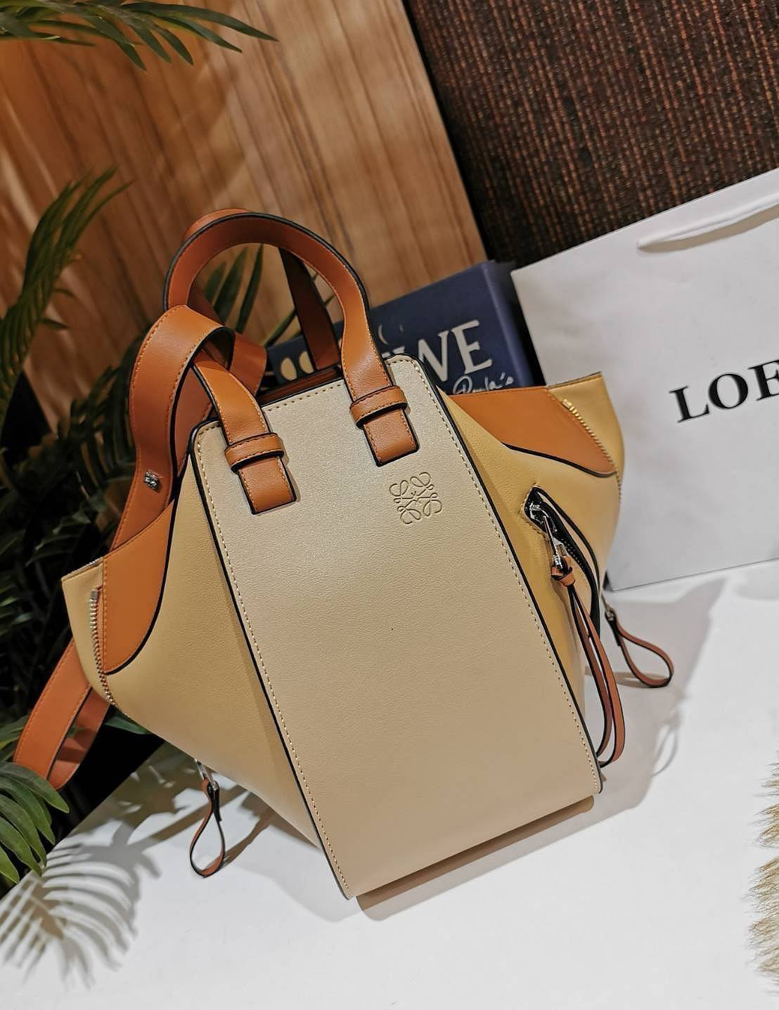 LOEWE Hammock Small leather and canvas LOEWE HANDLE & SHOULDER BAG GIFT WITH PURCHASE (GWP) กระเป๋าถือหรือสะพายหนังแท้พรีเมี่ยมกิ๊ฟ Limited จาก LOEWE PERFUME DUTYFREE รุ่น Rare items สุดๆวัสดุหนังแท้ Calfskin หนังสวยดีไซน์มีเอกลักษณ์ ใบใหญ่กำลังดี น้ำหนัก
