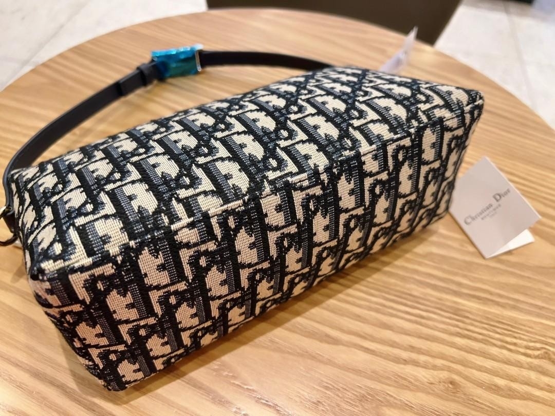 Medium DiorTravel Nomad Pouch Blue Dior Oblique Jacquard / DIOR AMBER MEDIUM BUCKET BAG กระเป๋าถือทรงพอช หรูหรามีสไตส์เป็นเอกลักษณ์
