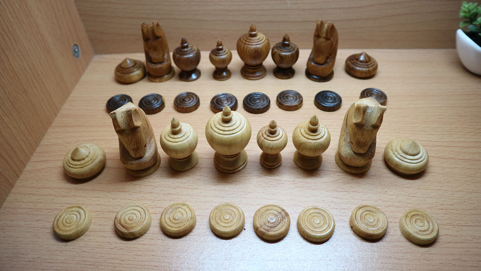 ชุดกระดานและตัวหมากรุกไทยไม้สักและไม้ยางพาราขนาดมาตรฐานพร้อมกล่องเก็บ