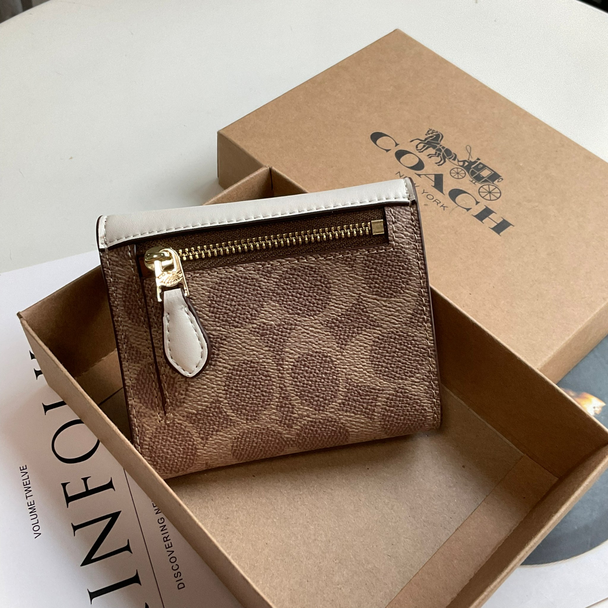 COACH SMALL WALLET IN SIGNATURE CANVAS กระเป๋าสตางค์ใบสั้น แบบพับสองตอน หน้าจดหมาย เปิดปิดด้วยกระดุมปั้มแบรนด์ ด้านในมีช่องใส่บัตรหลายช่อง และช่องใส่ธนบัตร ด้านหลังมีช่องซิปเหรียญอีกหนึ่งช่อง น้ำหนักเบา พกพาสะดวก มีให้เลือกหลายสี ห้ามพลาดค่ะ!