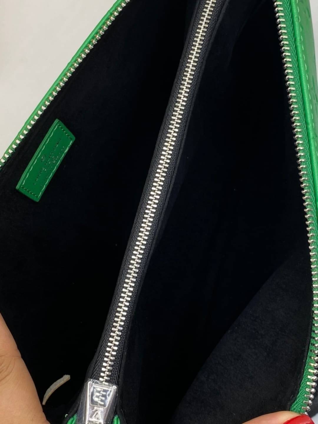 พร้อมส่งที่นี่ที่เดียว VIP gift Louis Vuitton Coussin สีขาวละมุน งานหนังแท้ ปั้มลายสวยมาก มาพร้อมสายโซ่ทองและสายผ้า มีจำกัดน้าา