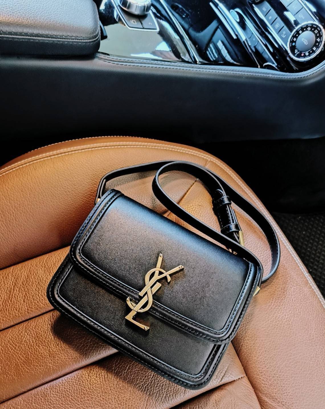 VIP YVES SAINT LAURENT YSL CROSSBODY BAG VIP / YSL Solferino Bag วัสดุหนังแท้ Calfskin ทรงสี่เหลี่ยมหนังสวยหรูอยู่ทรงเปิดปิดด้วยฝาปิดโลโก้แบรนด์อะไหล่ทอง ภายในโล่งมีช่องหลัก และช่องย่อยสามารถใส่มือถือของใช้จุกจิกได้เยอะ สายสะพายหนังยาวปรับระดับได้จะสะพายไ
