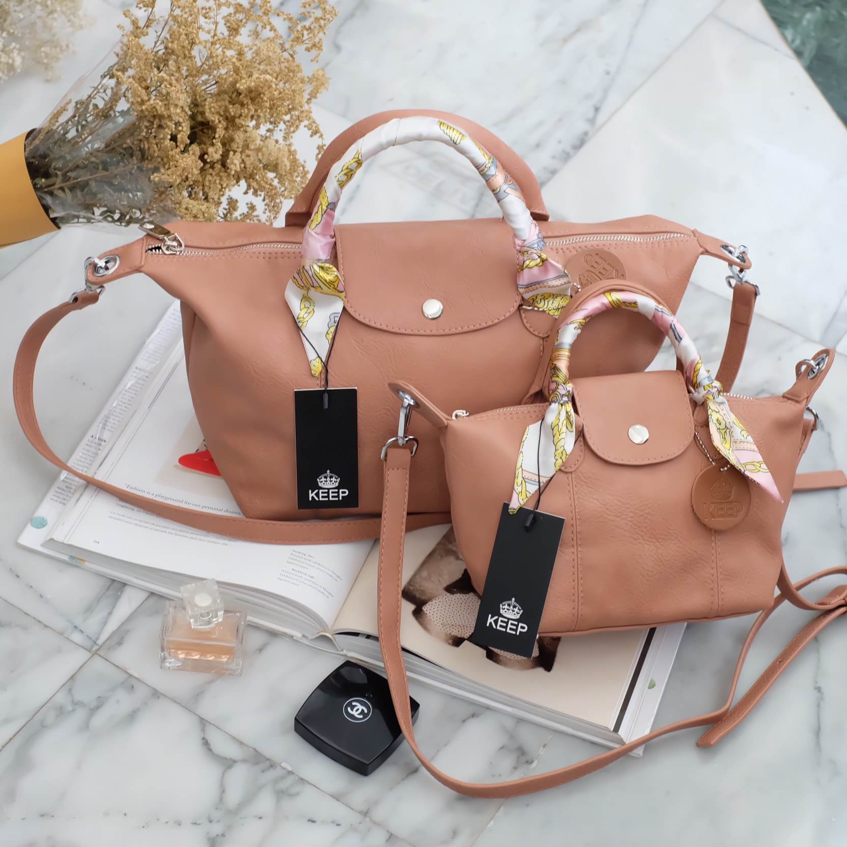 สีมาใหม่ค่า 🐼New arrival! KEEP ทรง longchamp รุ่น Duo Sister - สี signature brand เลยค่า Nude Pink น่าร้ากกกกกมากค่า ตัวกระเป๋าหนังแกะสังเคราะห์ ลายหนังสวยมากๆคะ นิ่ม สุดๆ รุ่นนี้ จะมี 2 ขนาด คือ mini และ basic ไซด์