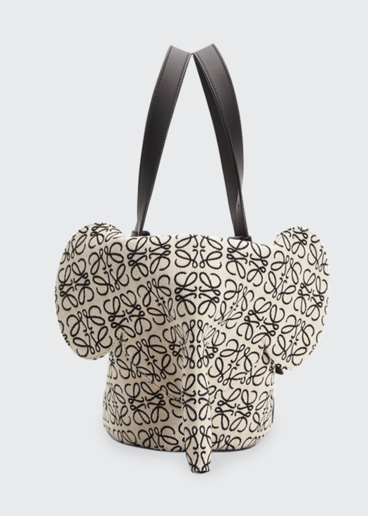 LOEWE Canvas Elephant Bag In Anagram Print คอลเลคชั่นใหม่ล่าสุดเลยค่ะ น้องช้างน่ารักมากมาย งานแบรนด์หรูจากประเทศสเปน โลเอเว่ (LOEWE) กระเป๋ารูปทรงช้างเป็นเหมือนหนึ่งในซิกเนเจอร์ของแบรนด์ ดีไซน์คงเอกลักษณ์วัสดุ Anagram Canvas Jacquard Fabric ผสมผสานกับหนัง