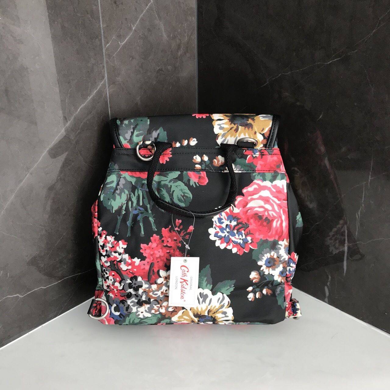 Cath Kidston Backpack Bag กระเป๋าถือหรือเป้สะพายหลัง วัสดุCanvas+Polyester อย่างดี เนื้อหนา น้ำหนักเบา ประดับโลโก้ด้านหน้า เปิดปิด ด้วยกระดุมเเม่เหล็กทั้งด้านนอก/ใน มีช่องซิปด้านหน้าใส่ กระเป๋าสตางค์ หรือมือถือได้ หัวซิปหนังปั๊มโลโก้ ภายในมี ช่องเล็ก 1 ช่