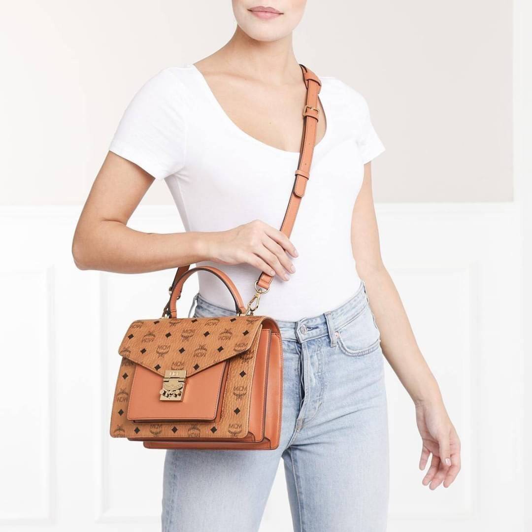 M.C.M MEDIUM PATRICIA SATCHEL IN VISETOS ไซส์กลางมาให้จับต้องแล้วจ้า!! รุ่นที่สาวๆต่างถามหา!! ต้องไอเท็มนี้เลย กระเป๋าถือ/สะพาย ทรงสวยหรู เหมาะกับทุกๆโอกาส ดีไซน์ออกมากึ่งเป็นทางการ แต่ใช้งานได้ทุกสไตล์ วัสดุหนังแคนวาสคุณภาพดีสลับหนังแท้ เปิด-ปิดด้วยตัวกด