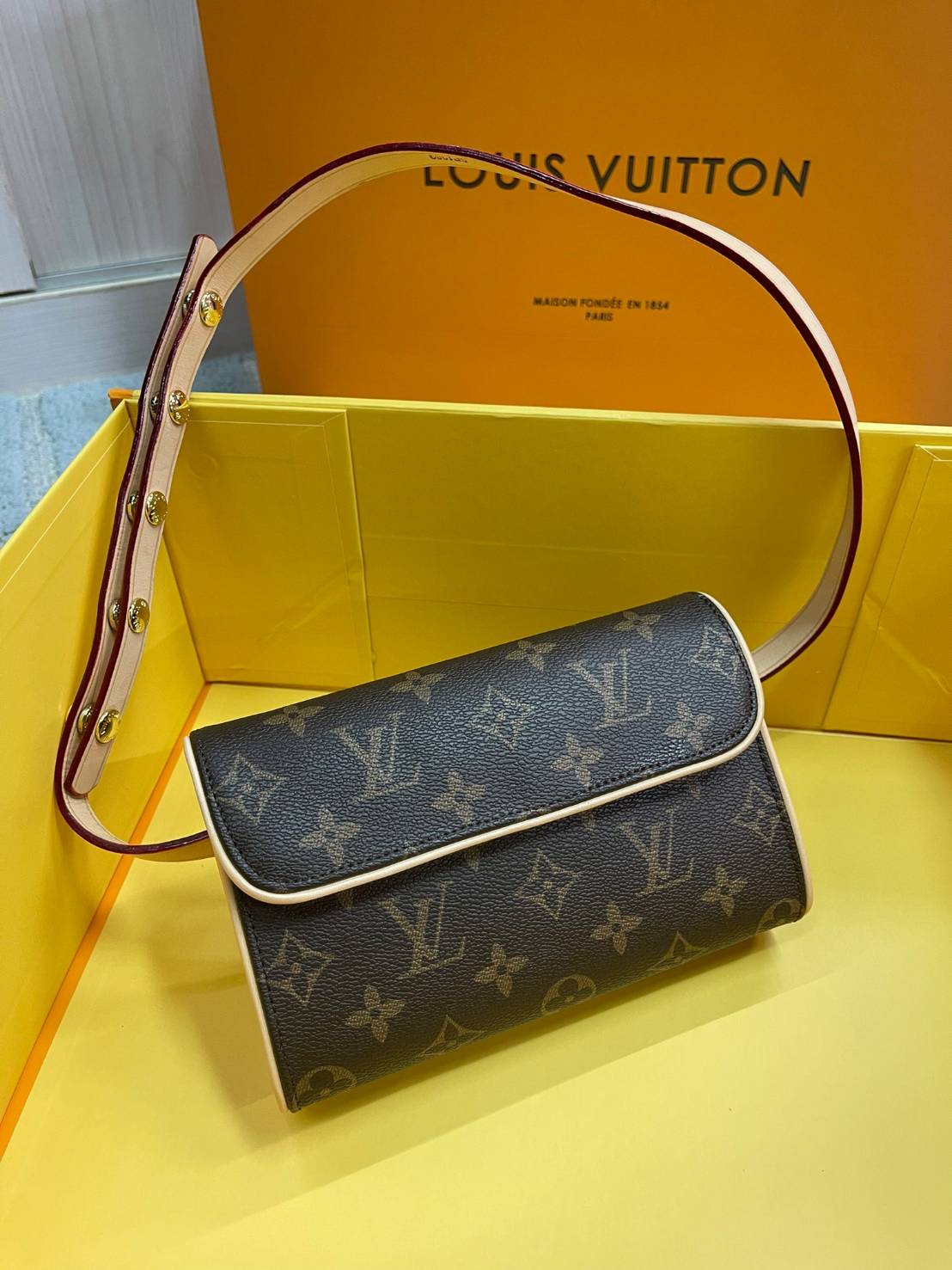 VIP 】หนังแท้ Louis Vuitton Mono Pouchette Florentine Belt Bag กระเป๋าคาดเอวหนังแท้สุดหรู มีจำกัดนะคะ