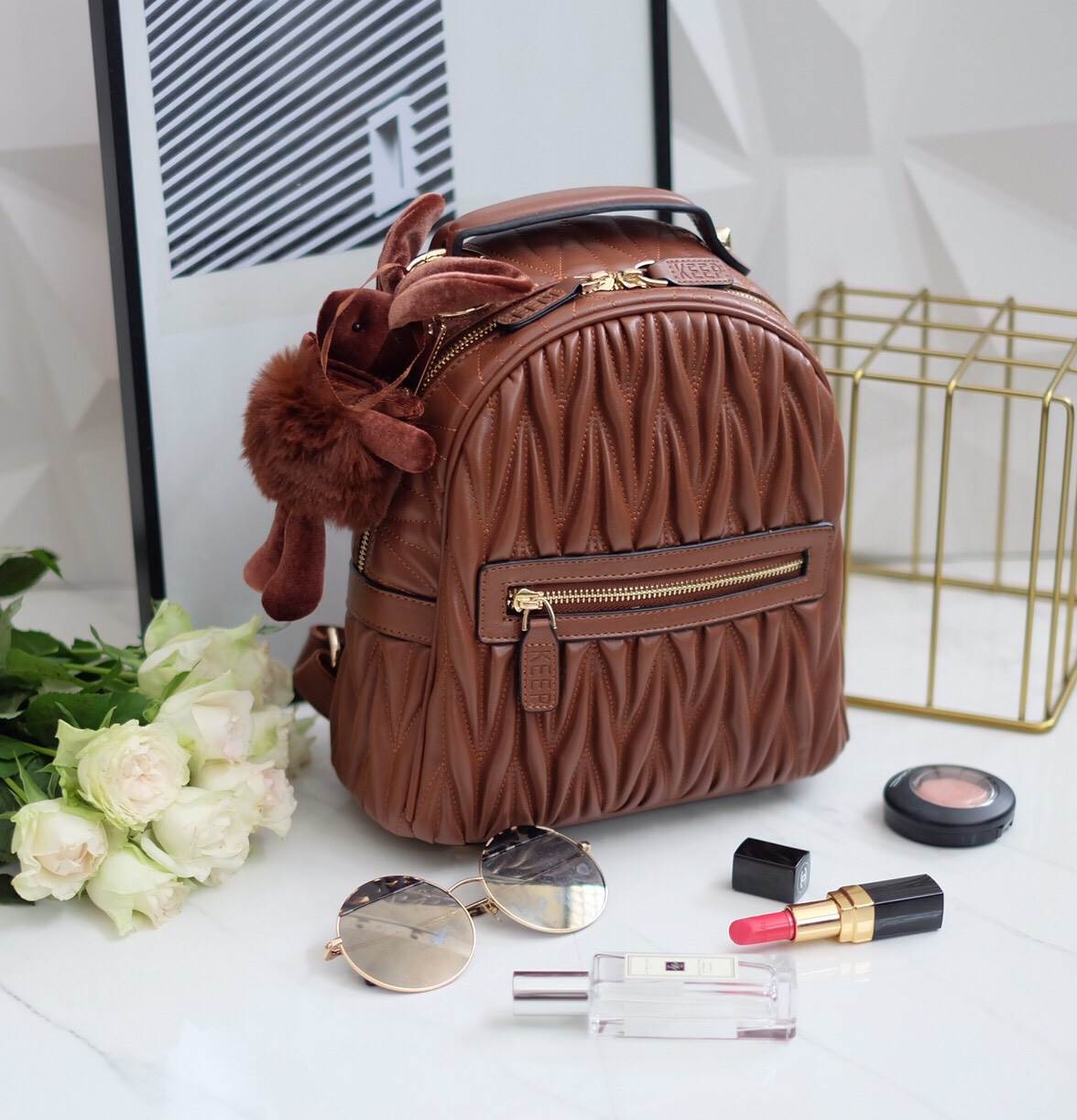 KEEP ' Paris ' backpack 🎒👟 เป้ หนังแกะแท้ ระดับตำนาน ที่ครองใจสาวๆ เป็นอันดับหนึ่ง งานดี งานคุ้ม ต้องใบนี้เลย =>> กระเป๋า หนังแกะแท้เนื้อดี งาน handmade เย็บแบบฝีมือต่อฝีมือ เพิ่อให้ได้ใบนี้ =>> ตัวกระเป๋าน้ำหนักเบา ด