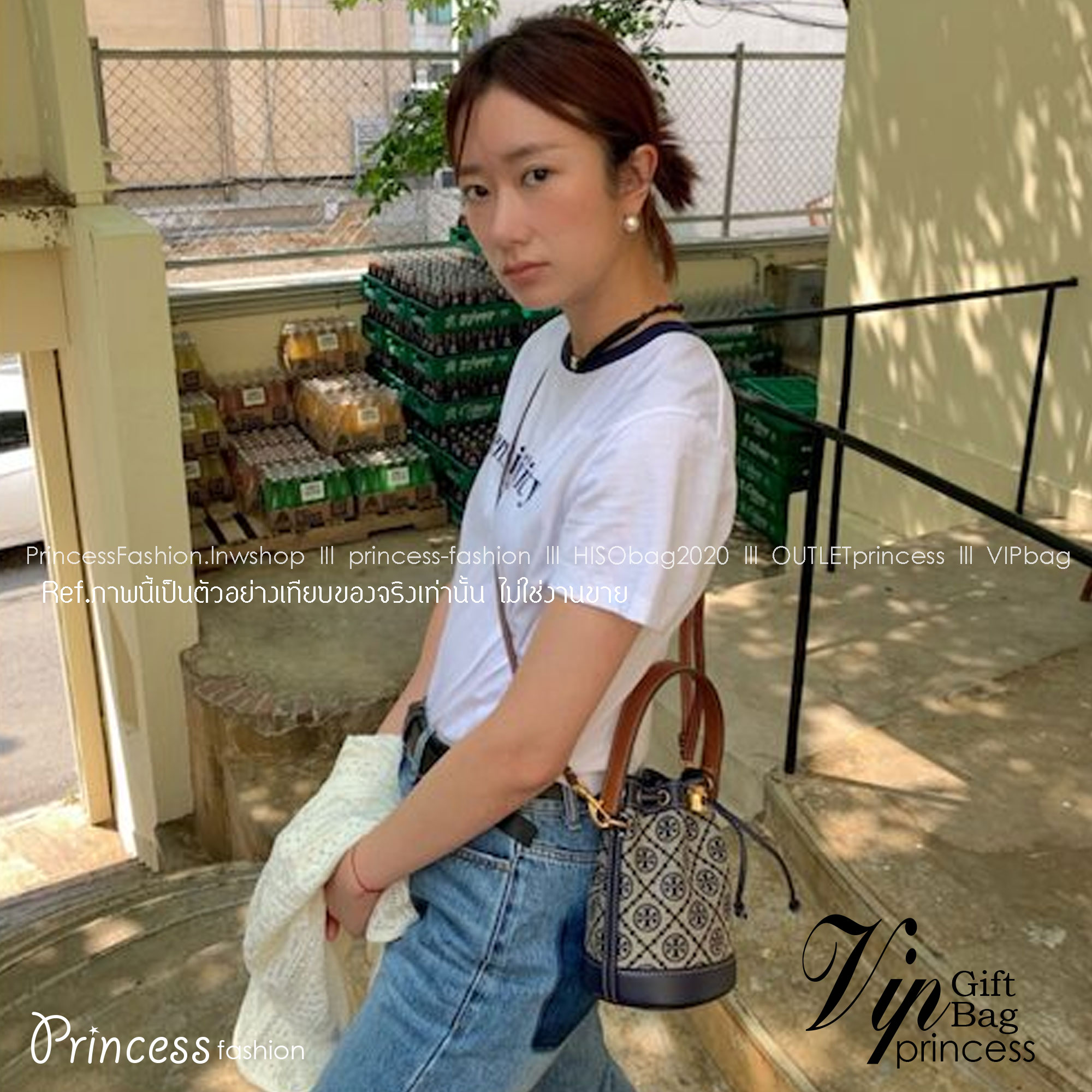 TORY BURCH Mini T Monogram Denim Bucket Bag คอลเลคชั่นใหม่ รูปแบบคลาสสิค พกพาความหรูหราไปได้ทุกที่ด้วยกระเป๋าทรง Bucket ขนาดกลางและปิดด้วยเชือกรูดพร้อมโลโก้แวววาว วัสดุผ้าเดนิมแจ็คการ์ด ตัดขอบหนังแท้ สวยหรู ทันสมัยสุดๆคะ