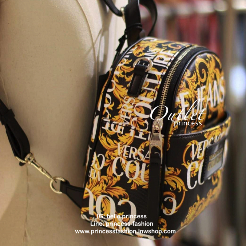 VERSACE JEANS MINI BACKPACK กระเป๋าสะพายเป้จากแบรนด์ดัง วัสดุ Saffiano PVC คุณภาพดี นิ่ม ด้านหน้าประดับด้วยโลโก้แบรนด์สวยโดดเด่น เปิดปิดกระเป๋าด้วยซิปสะดวกใช้ ด้านในโล่งกว้างมีช่องซิปและช่องเล็กสำหรับใส่ของ ด้านหน้ามีช่องซิปอีกหนึ่งช่องใช้งาน รุ่นนี้สามาร