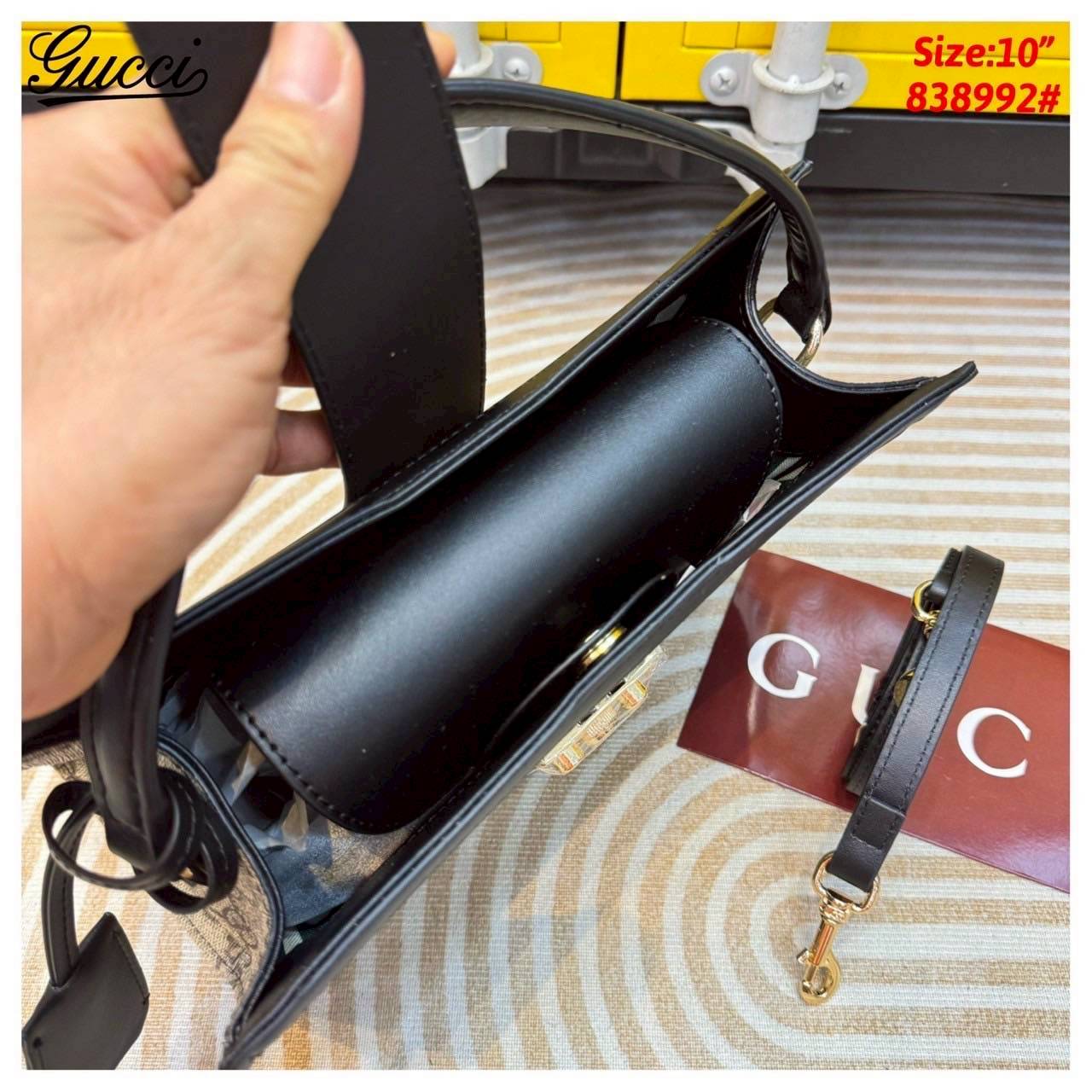 Gucci Padlock medium top handle bag กระเป๋าสะพายใบเล็กพร้อมหูจับ สวยผู้ดี ทรงตั้งใช้งานง่าย วัสดุหนังแคนวาส ปากกระเป๋ามีแถบหนังคาดและอะไหล่กดล็อค