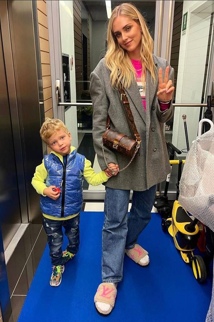 LV PAPILON TRUNK BAG กระเป๋าทรงสวย ดีไซน์หรู ไม่เหมือนใคร มีสายมาให้ 2 เส้น สายโซ่และสายหนังสปอร์ตเส้นใหญ่ วัสดุหนังแคนวาส เปิดปิดด้วยตัวกดล็อค ภายในโล่งกว้าง ใส่ของได้สบายๆที่สำคัญ ใบจริงสวยสุดคุ้ม งานหายาก ที่ไม่อยากให้สาวๆพลาดกันจ้า มาพร้อม box set ให้