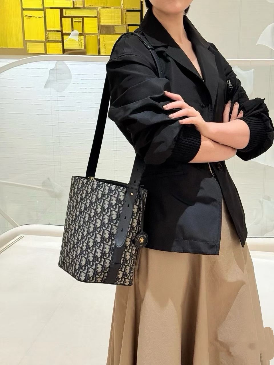 ORI หนังแท้ | DIOR Small Diorstar bucket bag Oblique jacquard fabric กระเป๋าสะพายทรงบัคเก็ต รุ่นใหม่ Cruise 2026 โดดเด่นด้วยดีไซน์ที่ง่ายต่อการใช้งานและมีประโยชน์ใช้สอยหลากหลาย