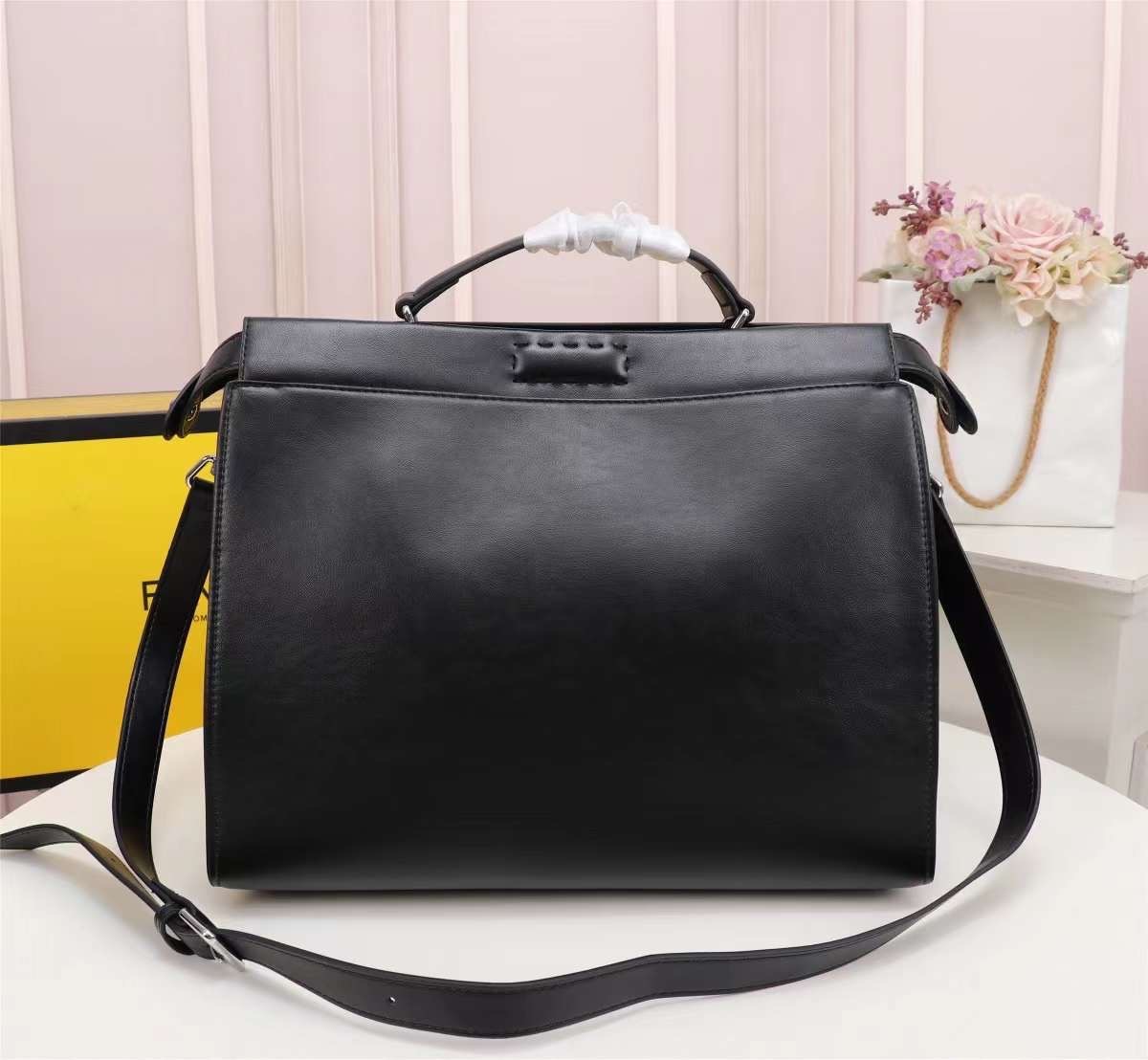 FENDI Monster Bag 36cm เกรดเทพออริจินอล กระเป๋ายอดนิยมของแบรนด์ ดีไซน์สวยเรียบหรูแฝงด้วยความเก๋ สามารถสะพายหรือถือ เหมาะสมกับวัยรุ่น สะดวกในการพกพาไม่ว่าสาว ๆ จะไปเที่ยวต่างจังหวัด ต่างประเทศหรือแม้กระทั่งทำกิจกรรมแอดเวนเจอร์ต่าง ๆ ก็ไม่ทำให้เกะกะแต่อย่าง