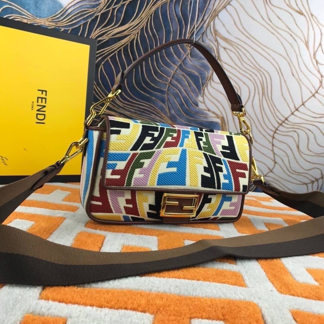 VIP GIFT 】FENDI BAGUETTE SUMMER 2021 CANVAS SHOULDER BAG กระเป๋าสะพายพรีเมี่ยมกิ๊ฟ หายาก สีคัลเลอร์ฟูลสุดใส โดดเด่น ดีไซน์ปั๊มโลโก้รอบใบ วัสดุผ้าแคนวาส ทนทาน มาพร้อมสาย 2 แบบ สำหรับคล้องแขน และสายครอสบอดี้สีทูโทน เปิด-ปิดด้วยกระดุมแม่เหล็ก ภายในเป็นช่องโล