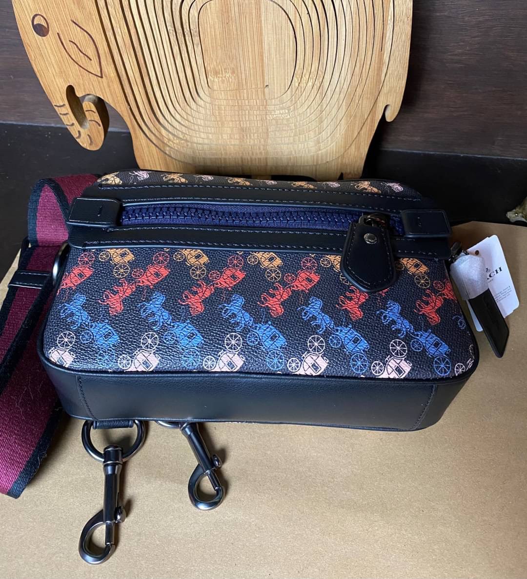 COACH ACADEMY CROSSBODY WITH HORSE AND CARRIAGE PRINT (COACH 89084) ผ้าใบเคลือบพิมพ์ลายและหนังกรวดขัดเงา ภายในกระเป๋ามัลติฟังก์ชั่น| ปิดด้วยซิป ซับในผ้า ด้านนอกมีซิปและกระเป๋าสลิป สายสะพายถอดได้